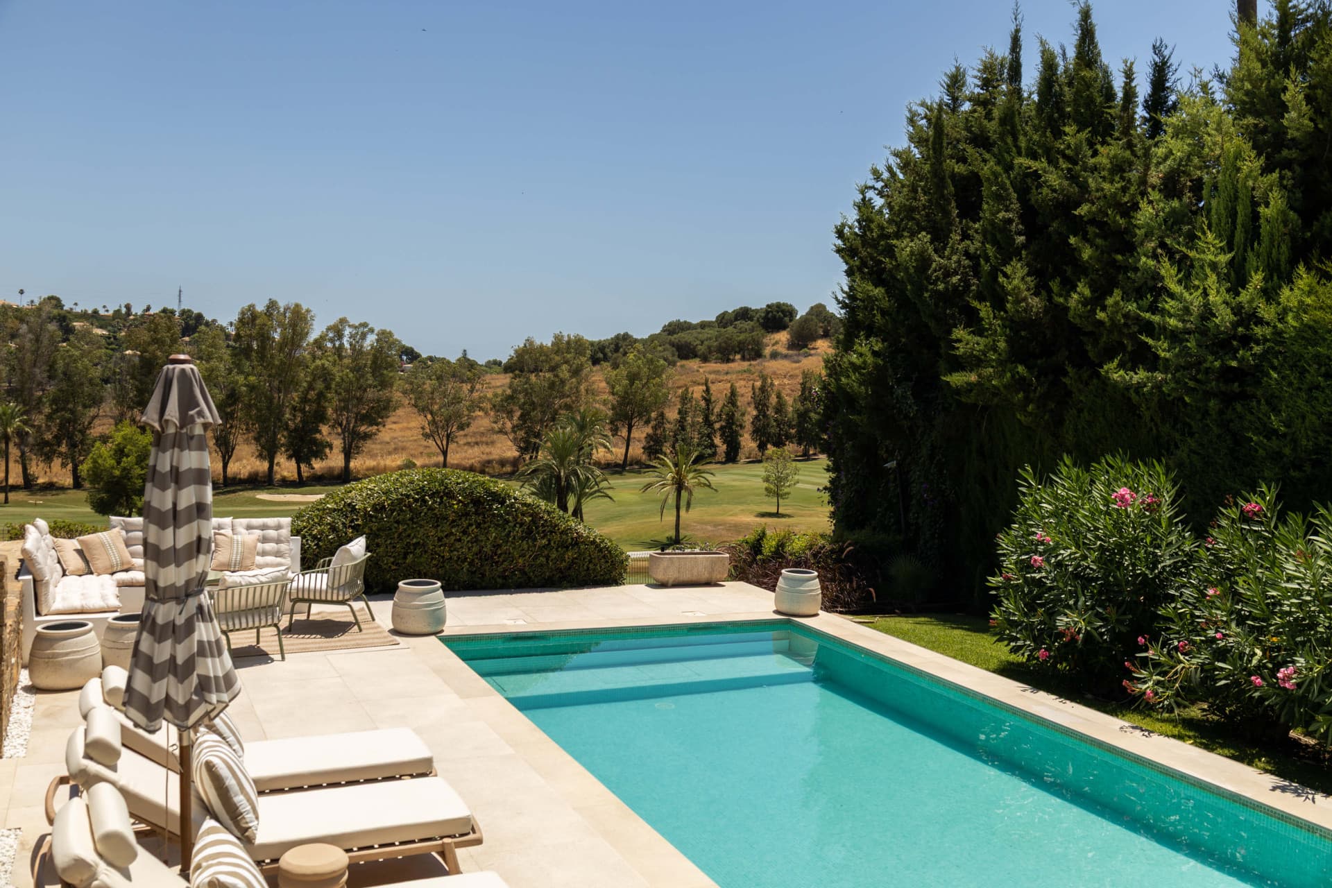 Frontline golf villa in El Paraíso with 4 bedrooms, heated saltwater pool, south-facing plot and mountain views