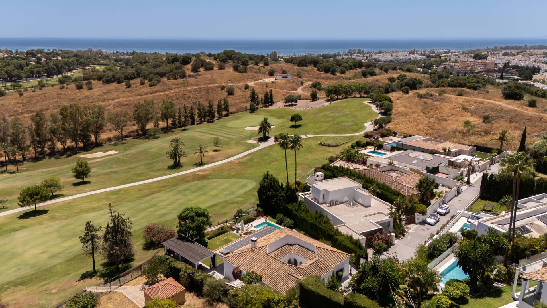 Frontline golf villa in El Paraíso with 4 bedrooms, heated saltwater pool, south-facing plot and mountain views