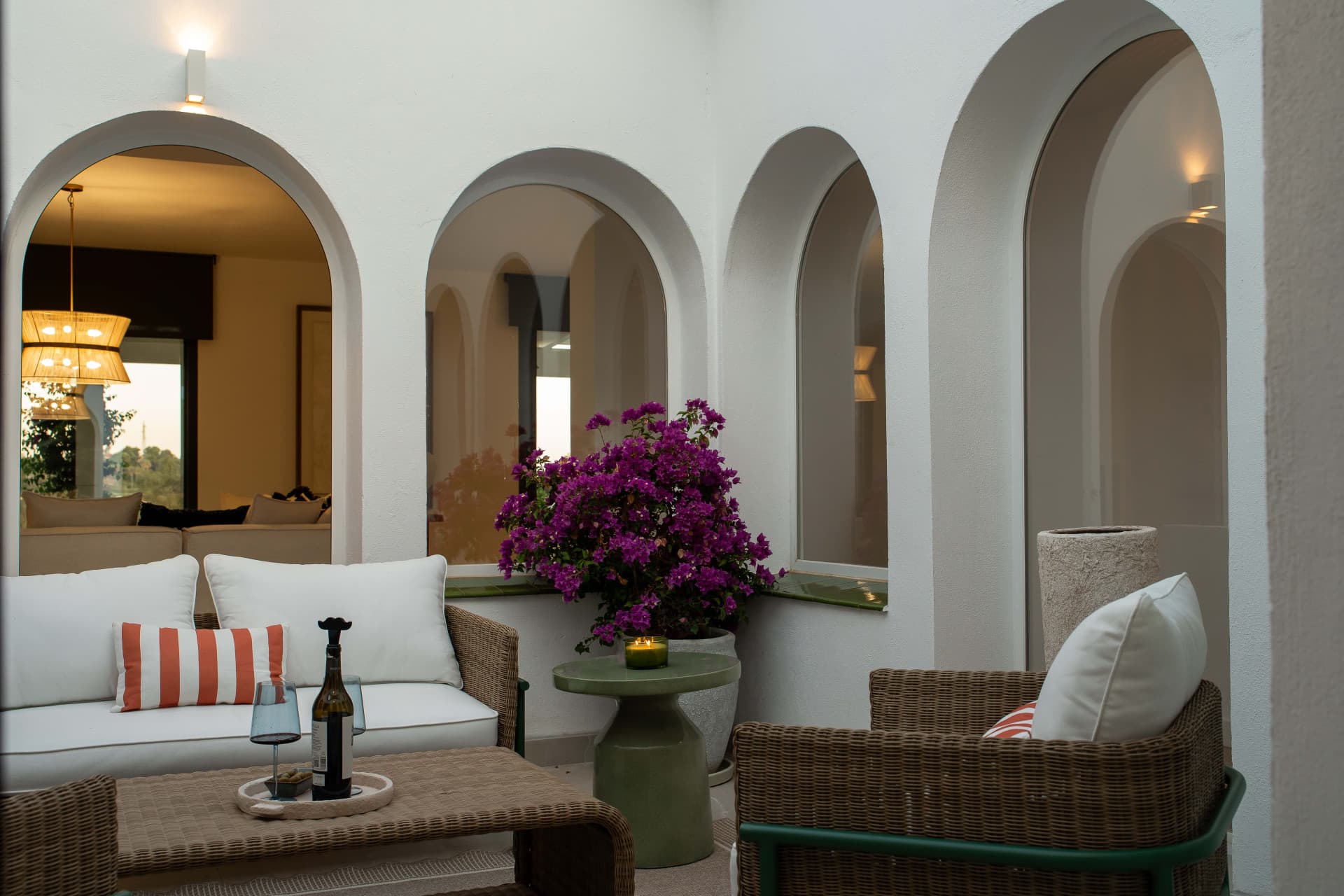 Frontline golf villa in El Paraíso with 4 bedrooms, heated saltwater pool, south-facing plot and mountain views