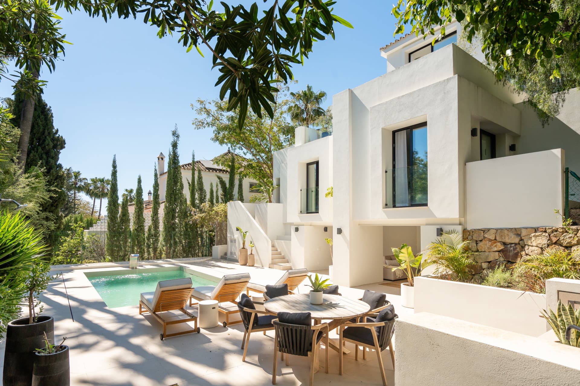 Welcome to Villa Lucalle, a contemporary masterpiece located in the picturesque grounds of Los Naranjos Hill Club in La Cerquilla, Nueva Andalucía.
