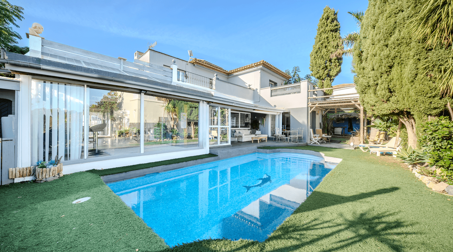 Magnificent 5 bedroom house on the front line of Estepona Golf with sea views