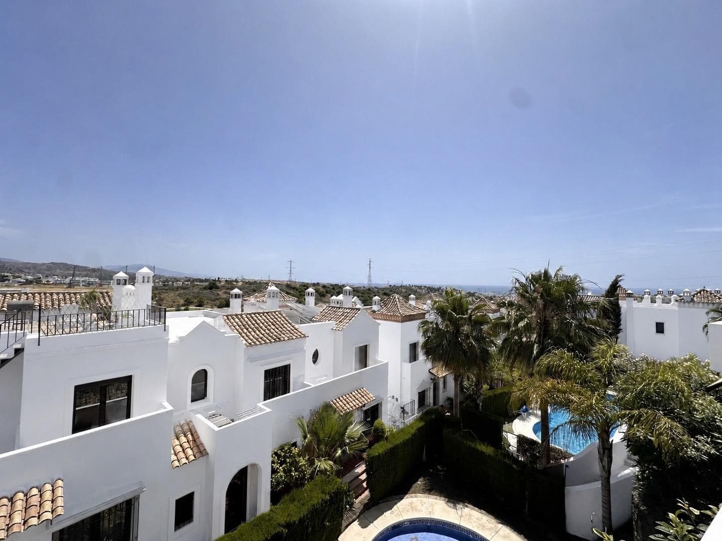 Casa adosada en primera línea de golf, 3 dormitorios, 3 baños y garaje privado, en Azata Golf, Estepona Oeste