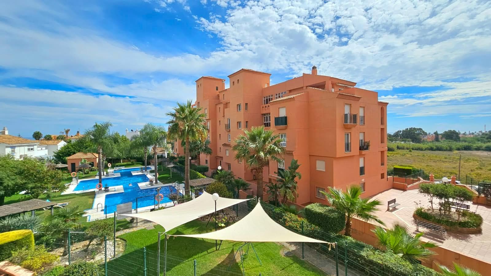Apartamento de dos dormitorios con piscina en Los Hidalgos Golf, Manilva.