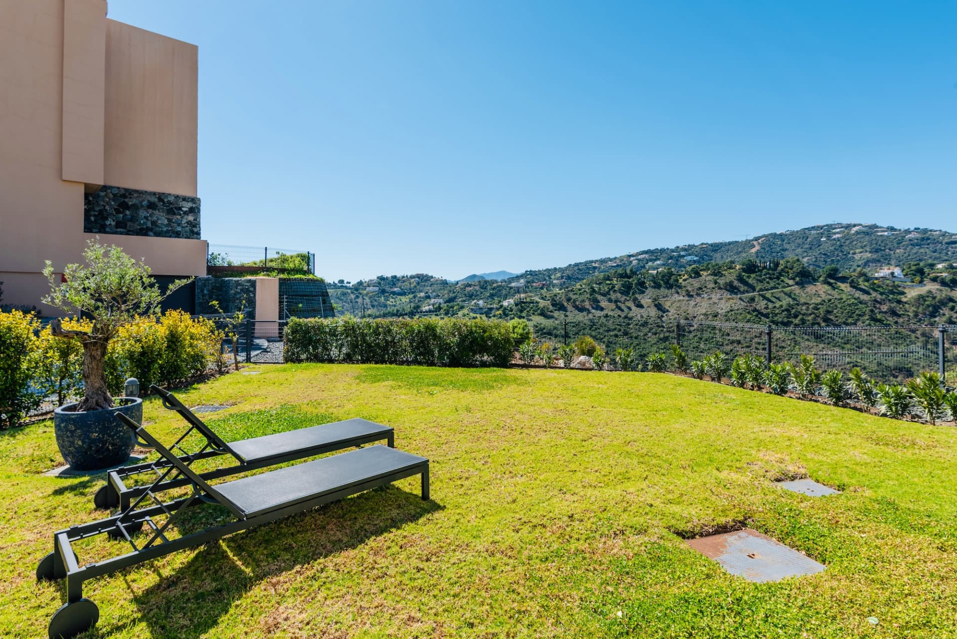 Key features at a glance: - Exceptional Spaces: 135m² + 66m² terraces - Unique Private Garden: almost 400m² for private