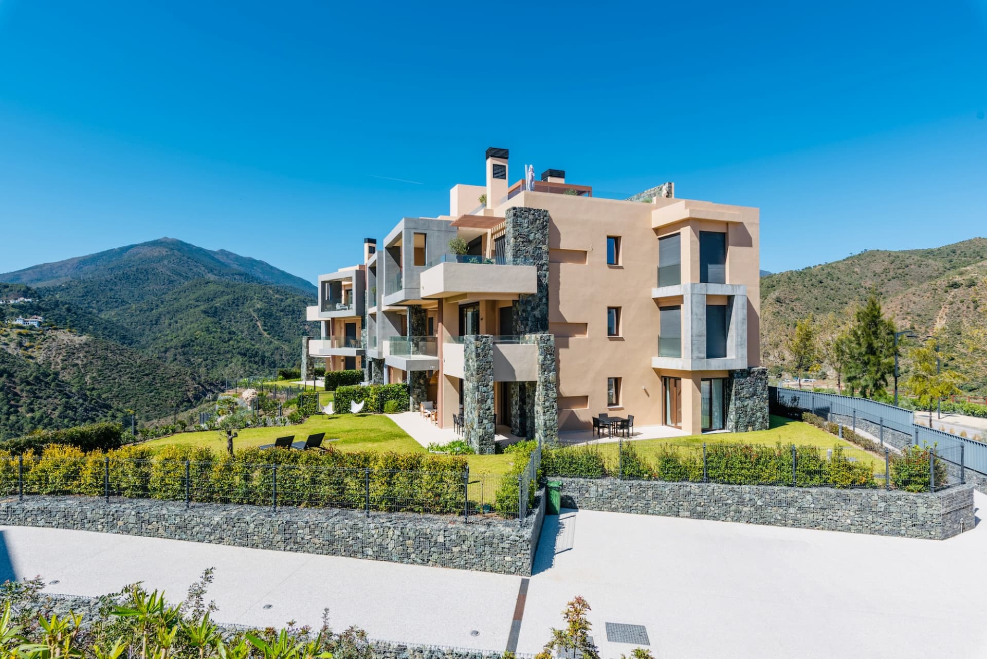 Key features at a glance: - Exceptional Spaces: 135m² + 66m² terraces - Unique Private Garden: almost 400m² for private