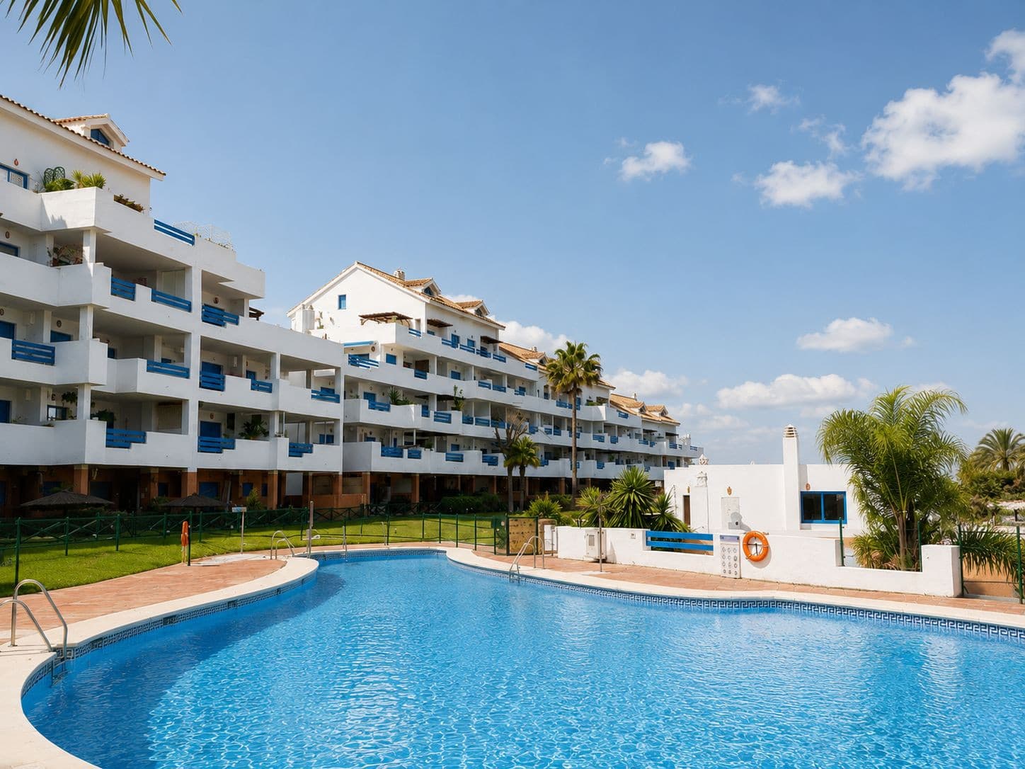 Oasis of Light and Mediterranean Views in Duquesa
