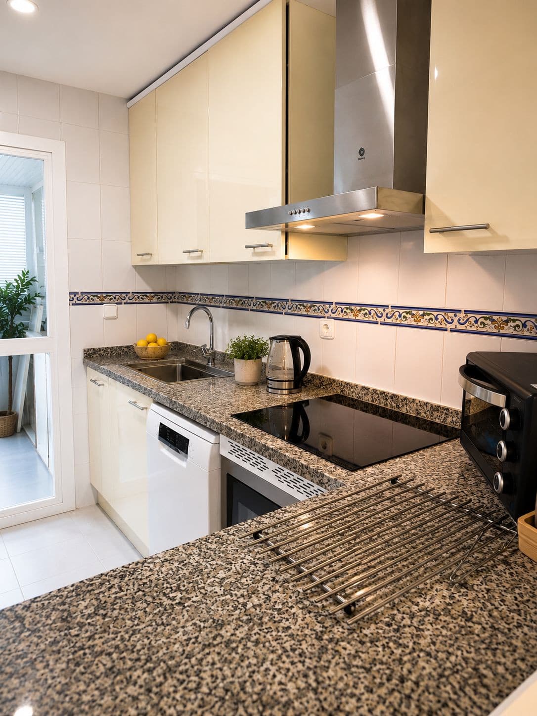 Oasis of Light and Mediterranean Views in Duquesa