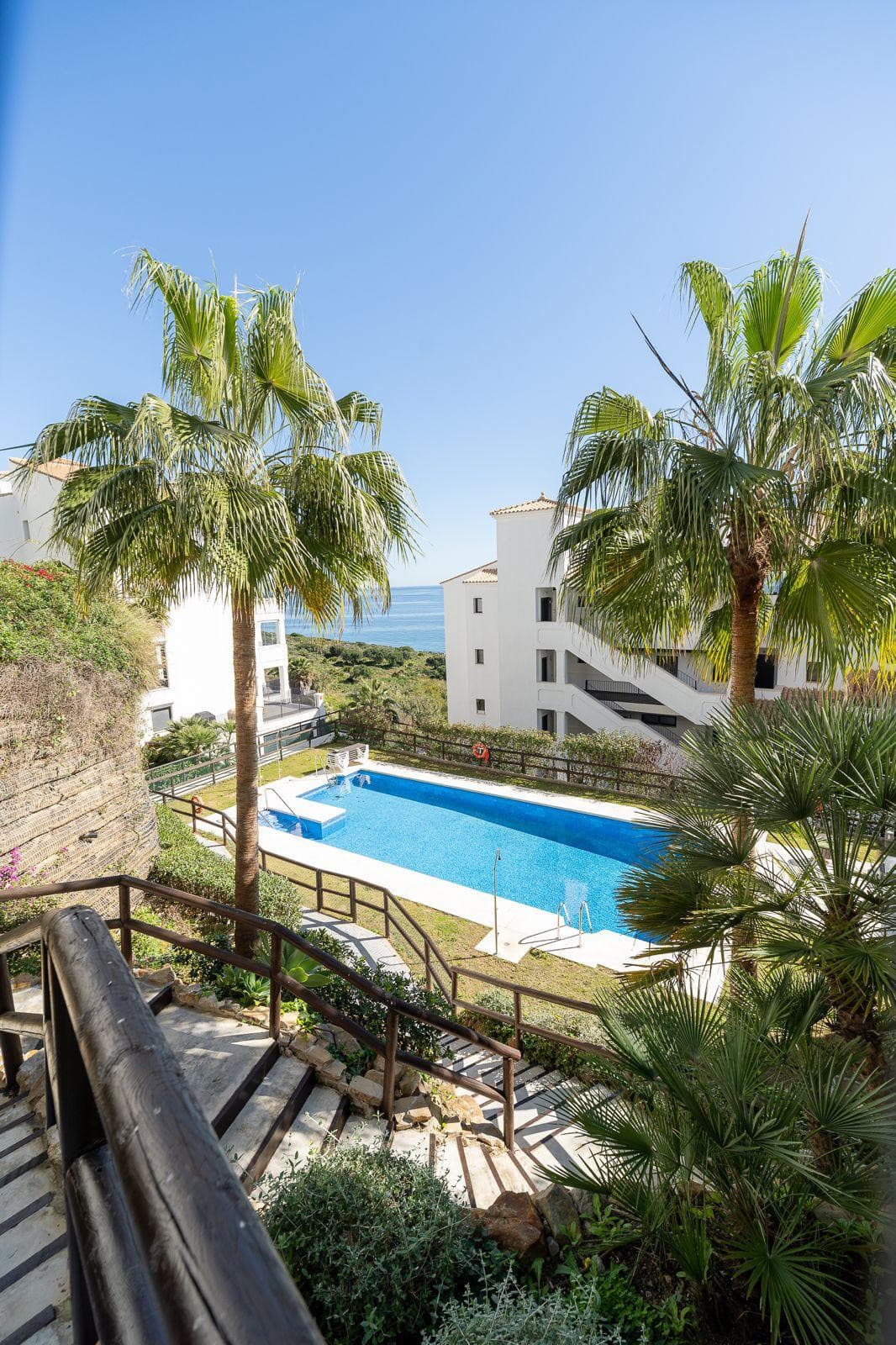 An exceptional apartment located in the prestigious Blue Suites complex in Manilva, just minutes from the famous Sotogra