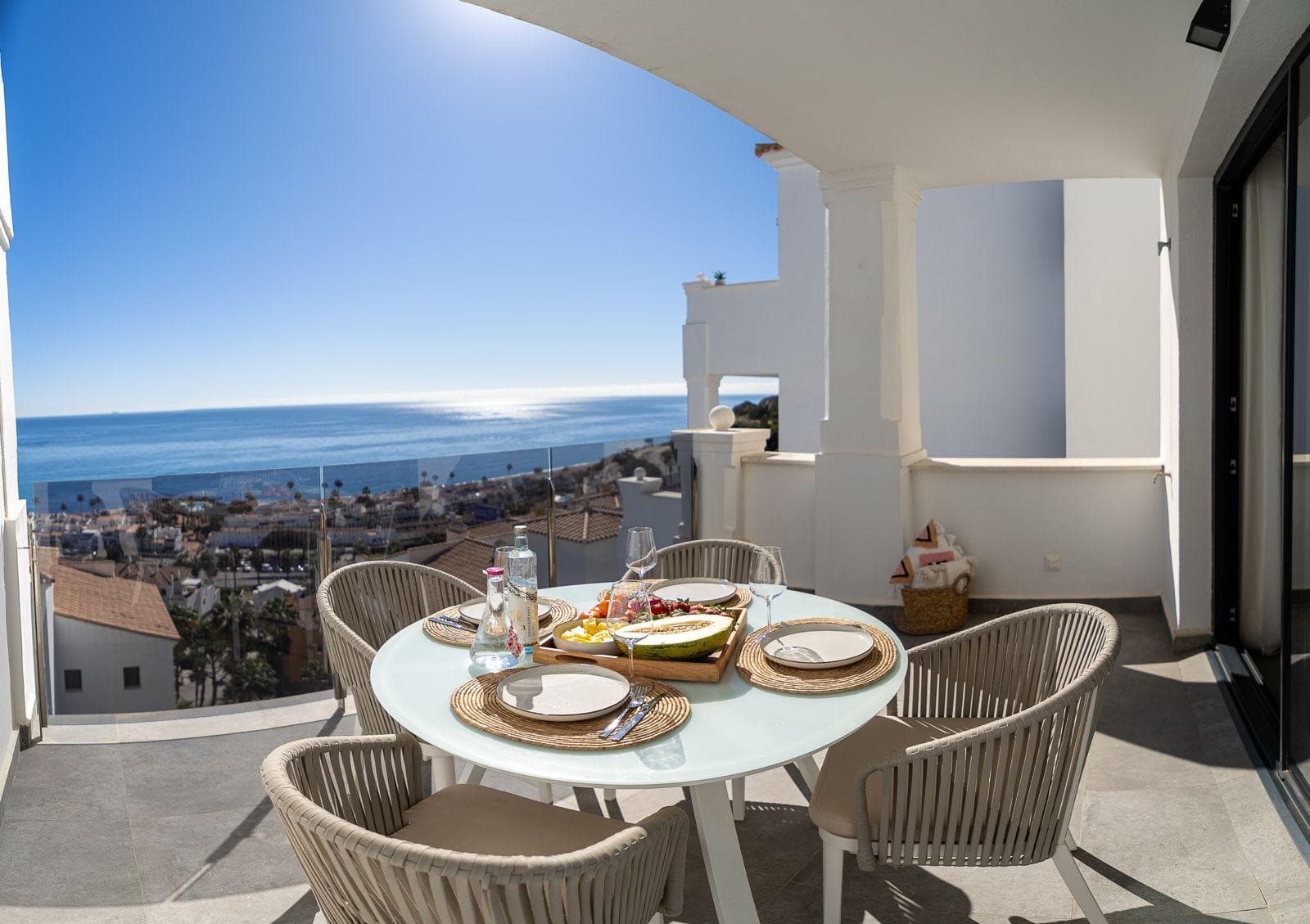 An exceptional apartment located in the prestigious Blue Suites complex in Manilva, just minutes from the famous Sotogra