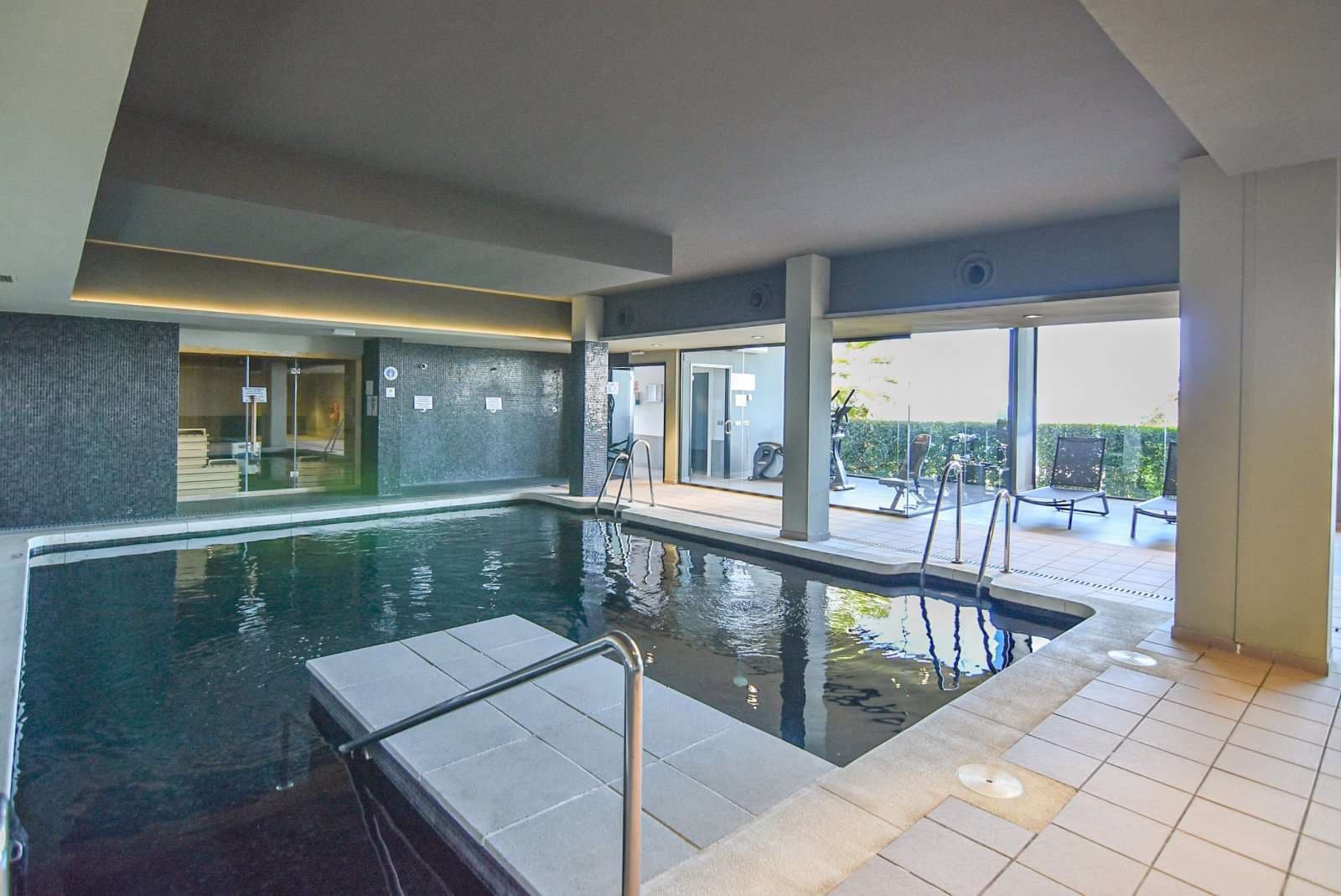 An exceptional apartment located in the prestigious Blue Suites complex in Manilva, just minutes from the famous Sotogra