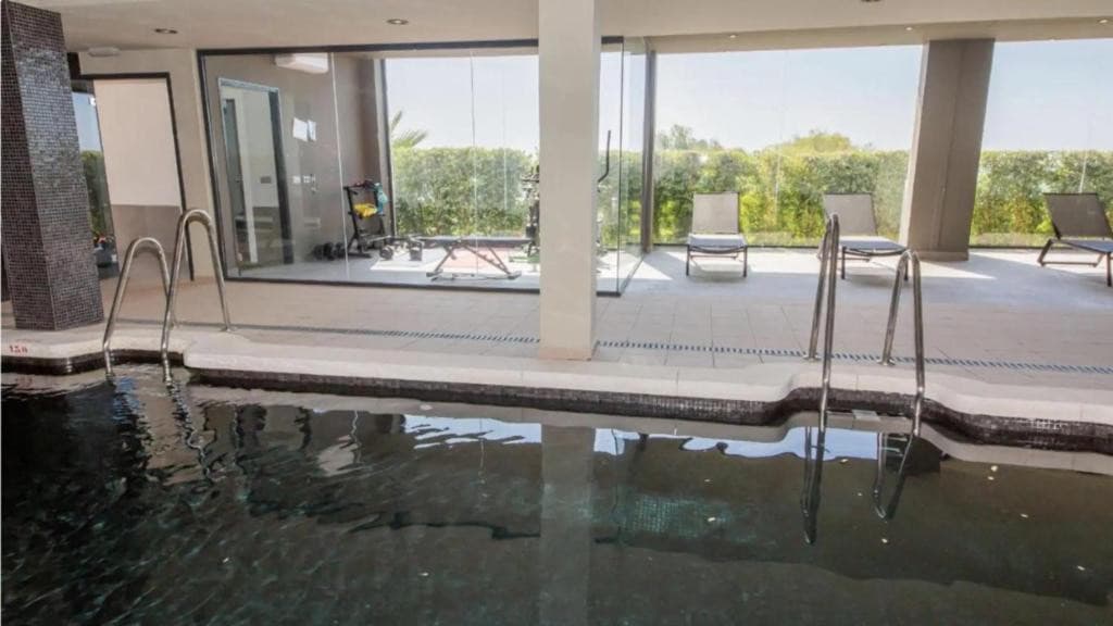An exceptional apartment located in the prestigious Blue Suites complex in Manilva, just minutes from the famous Sotogra