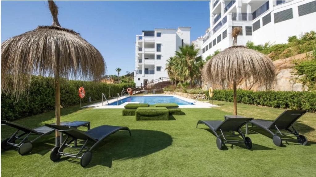 An exceptional apartment located in the prestigious Blue Suites complex in Manilva, just minutes from the famous Sotogra