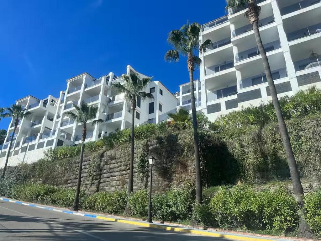 An exceptional apartment located in the prestigious Blue Suites complex in Manilva, just minutes from the famous Sotogra