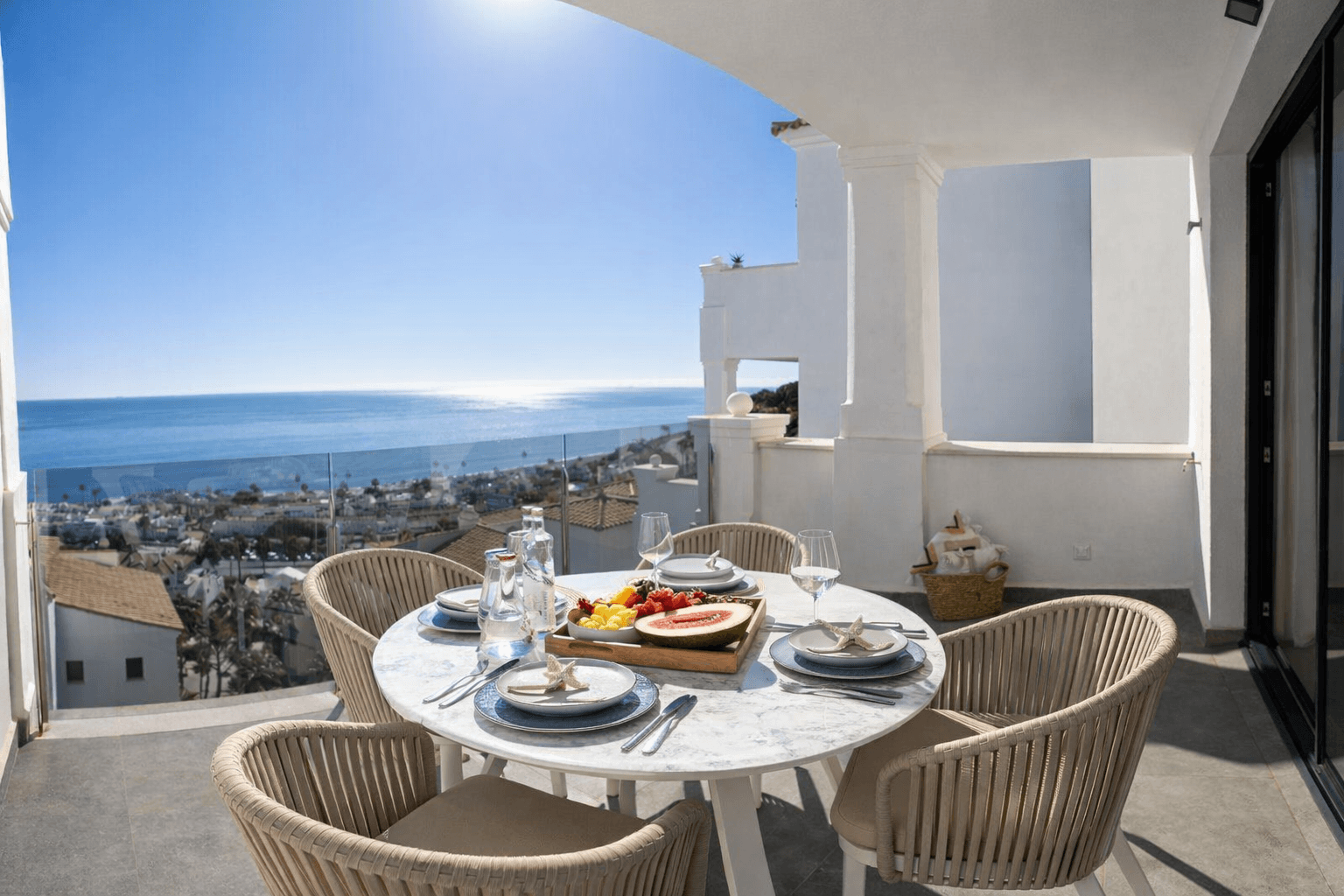An exceptional apartment located in the prestigious Blue Suites complex in Manilva, just minutes from the famous Sotogra
