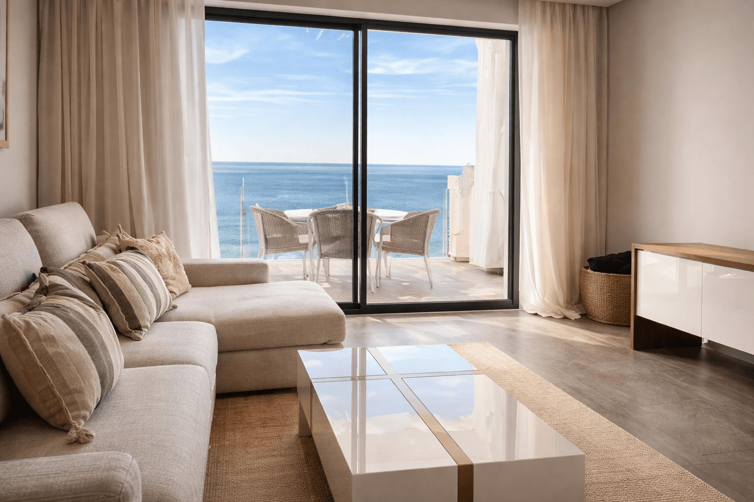 An exceptional apartment located in the prestigious Blue Suites complex in Manilva, just minutes from the famous Sotogra