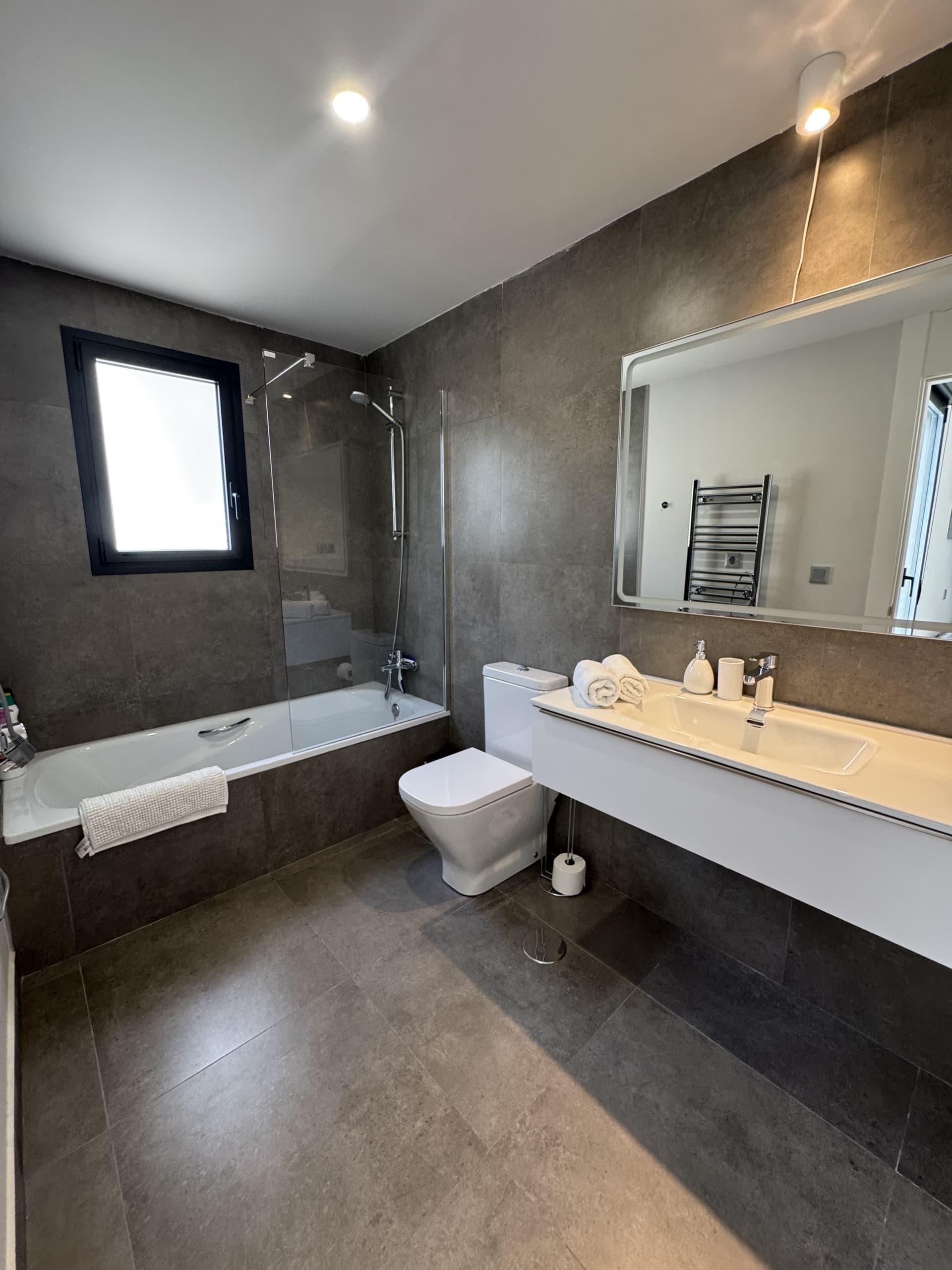 An exceptional apartment located in the prestigious Blue Suites complex in Manilva, just minutes from the famous Sotogra