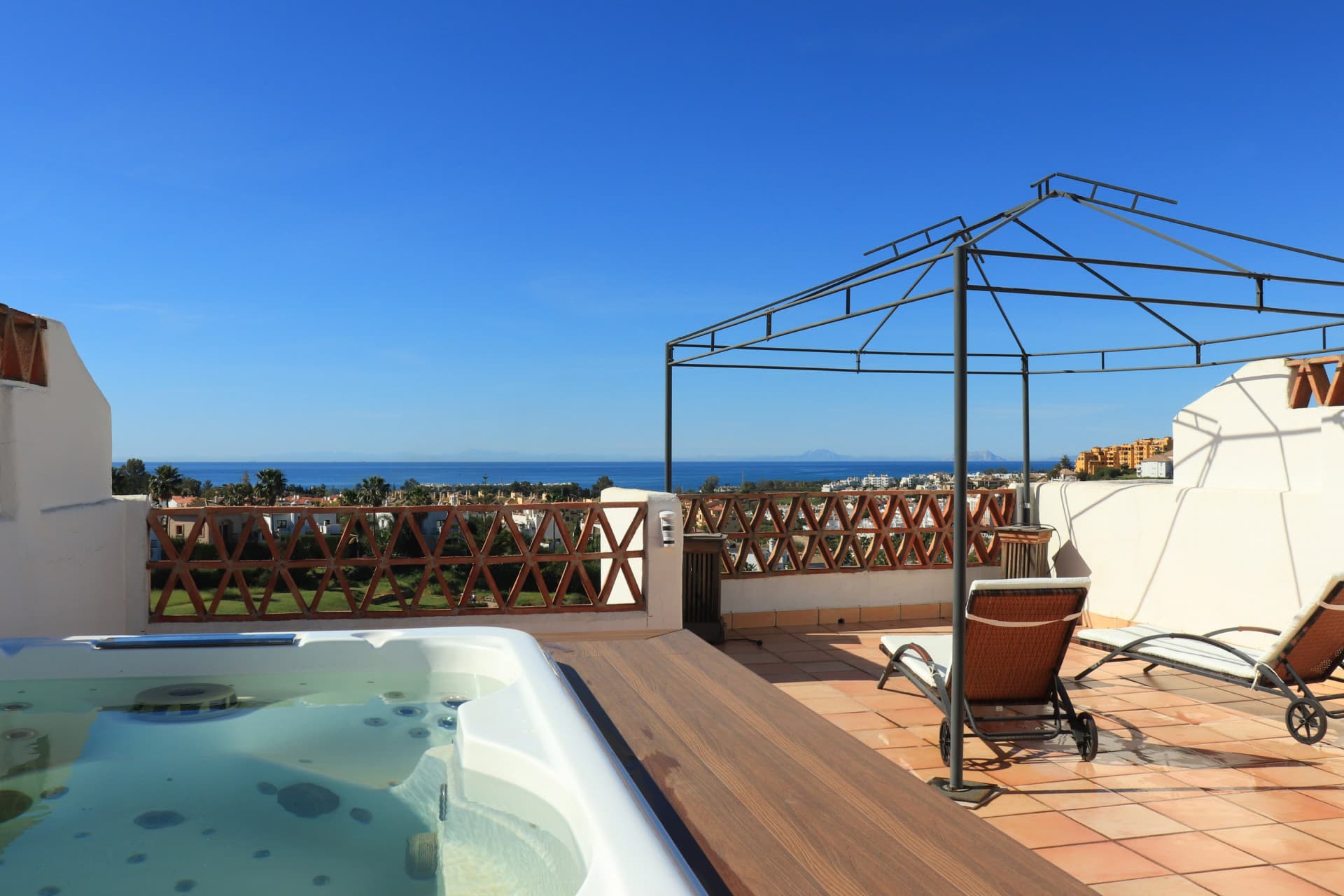 Adosado de 3 Dormitorios con Vistas al Mar en Venta o Alquiler en Sunset Resina Golf, Estepona – Solárium, Jacuzzi y Vistas al Golf