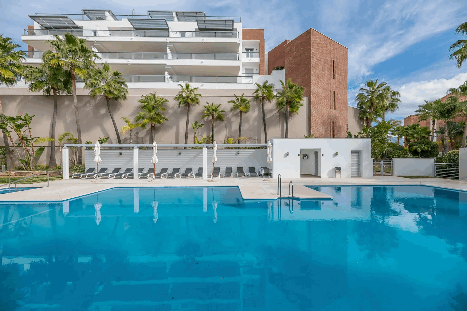 Luxury, spacious 3 bedroom Elevated Ground floor apartment in Avalon, Los Arqueros Golf