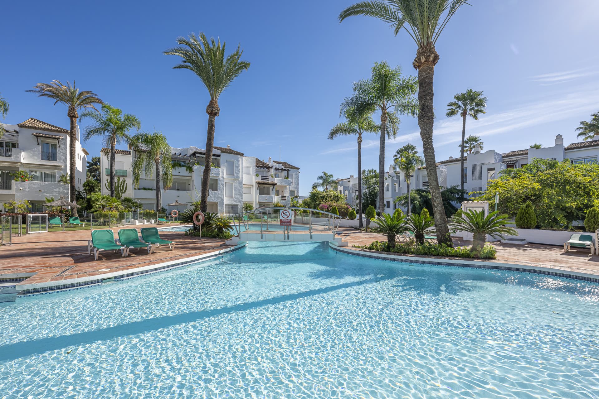 Apartamento en Planta Baja de 3 Dormitorios en Primera Línea de Playa en Venta en Costalita Cádiz, Estepona
