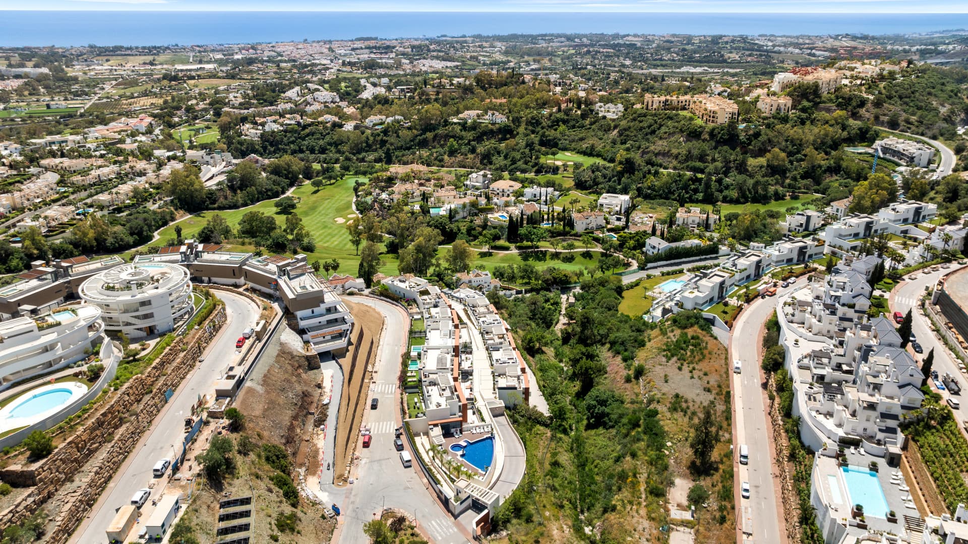 Set in La Quinta, this bright and thoughtfully designed apartment combines open views, natural light, and generous outdo