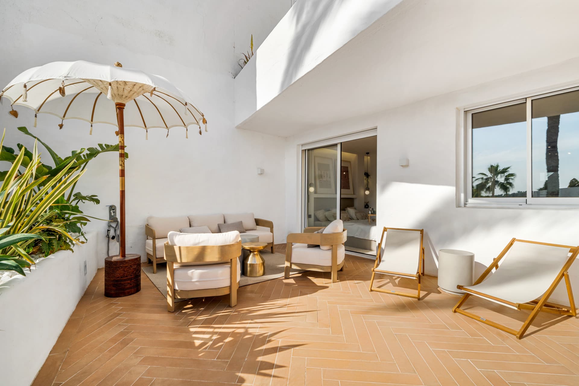 Set in the heart of Nueva Andalucía, this fully renovated three-bedroom apartment offers a clean, modern living space de