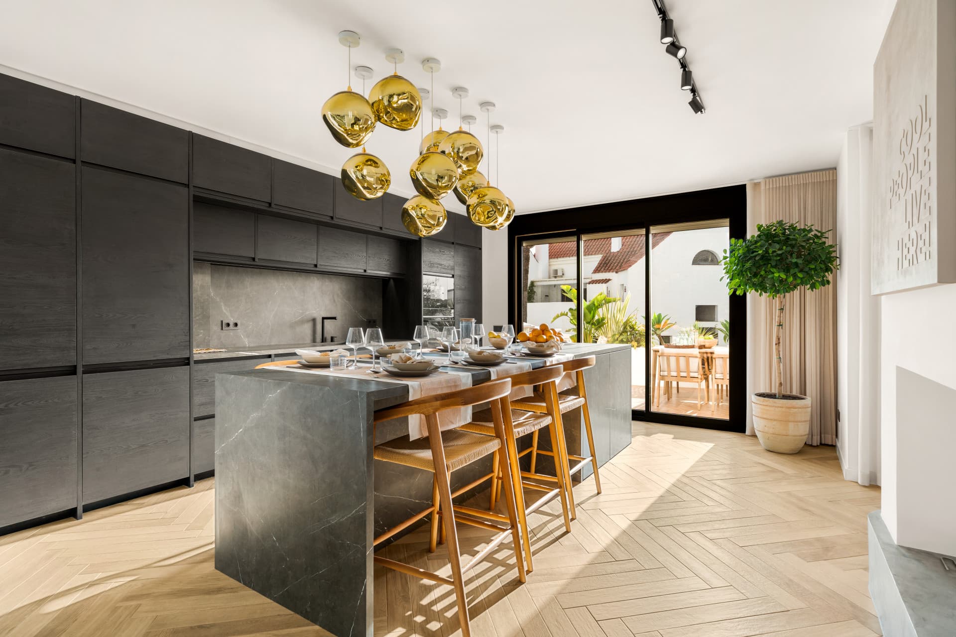 Set in the heart of Nueva Andalucía, this fully renovated three-bedroom apartment offers a clean, modern living space de