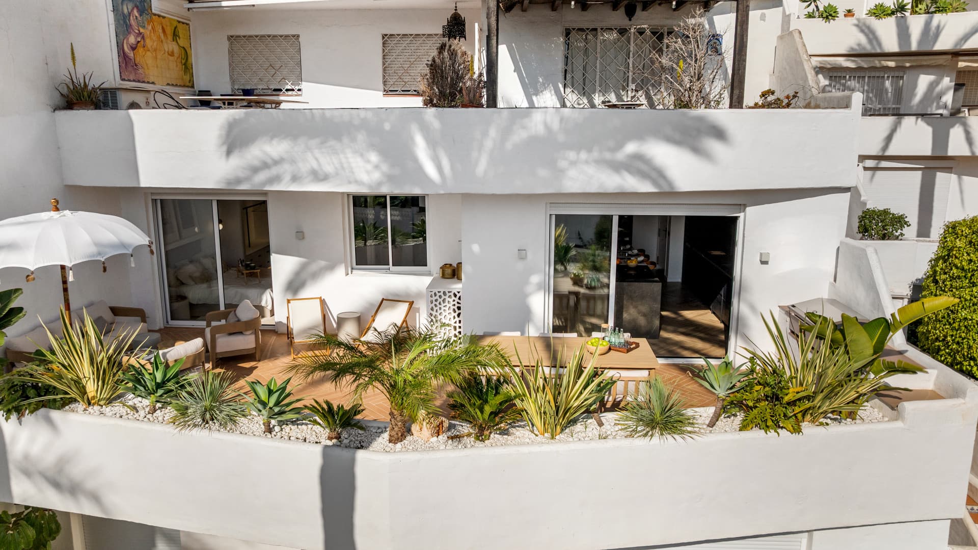 Set in the heart of Nueva Andalucía, this fully renovated three-bedroom apartment offers a clean, modern living space de