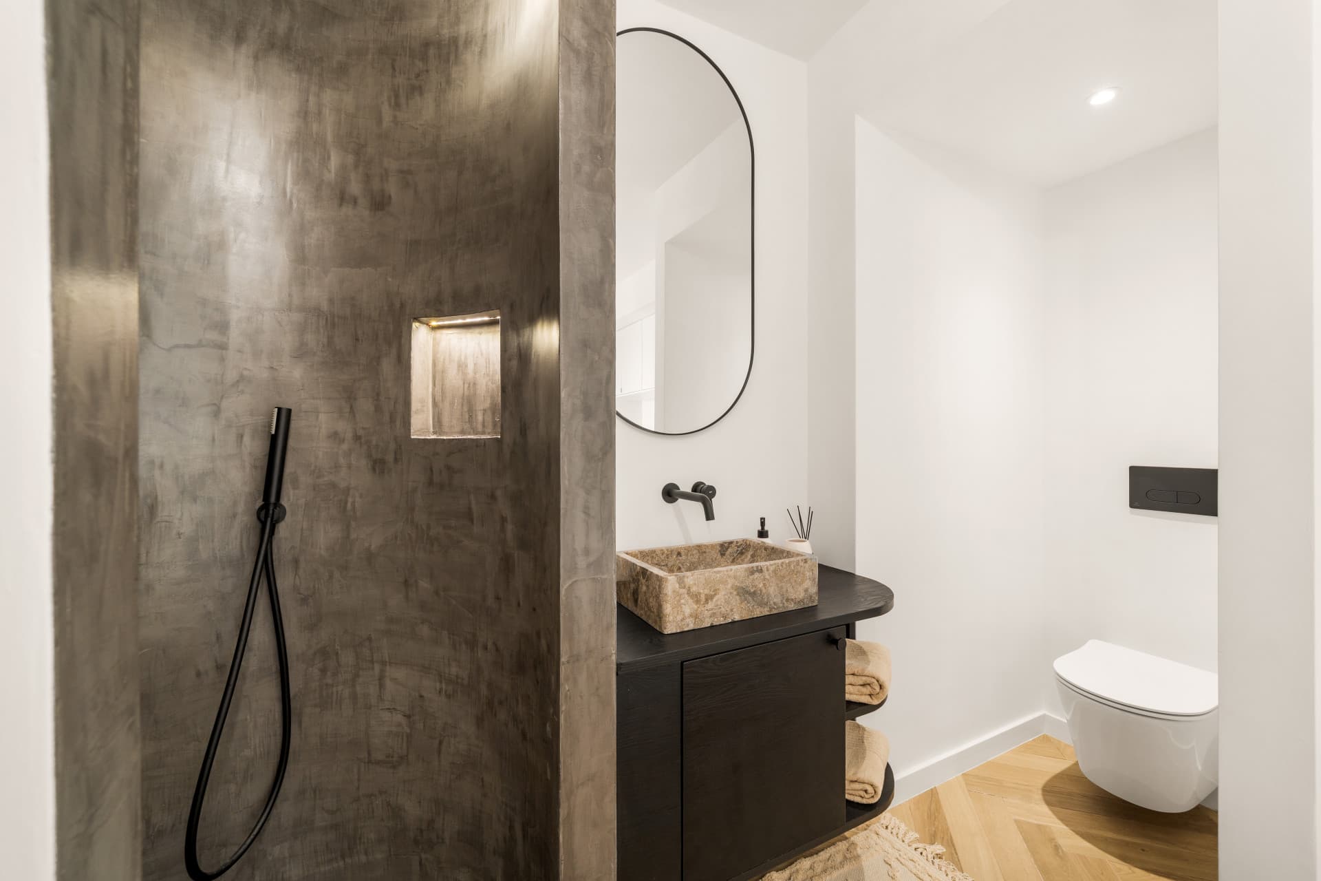 Set in the heart of Nueva Andalucía, this fully renovated three-bedroom apartment offers a clean, modern living space de