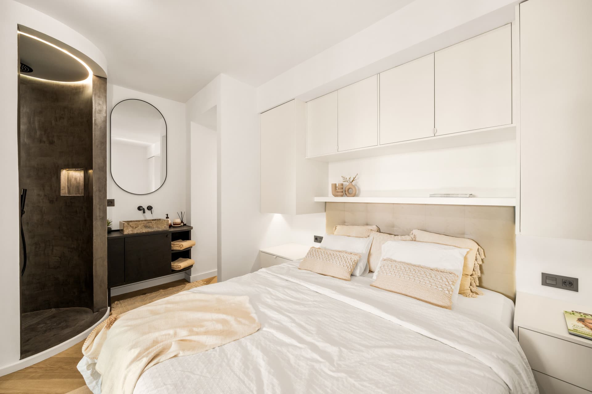 Set in the heart of Nueva Andalucía, this fully renovated three-bedroom apartment offers a clean, modern living space de