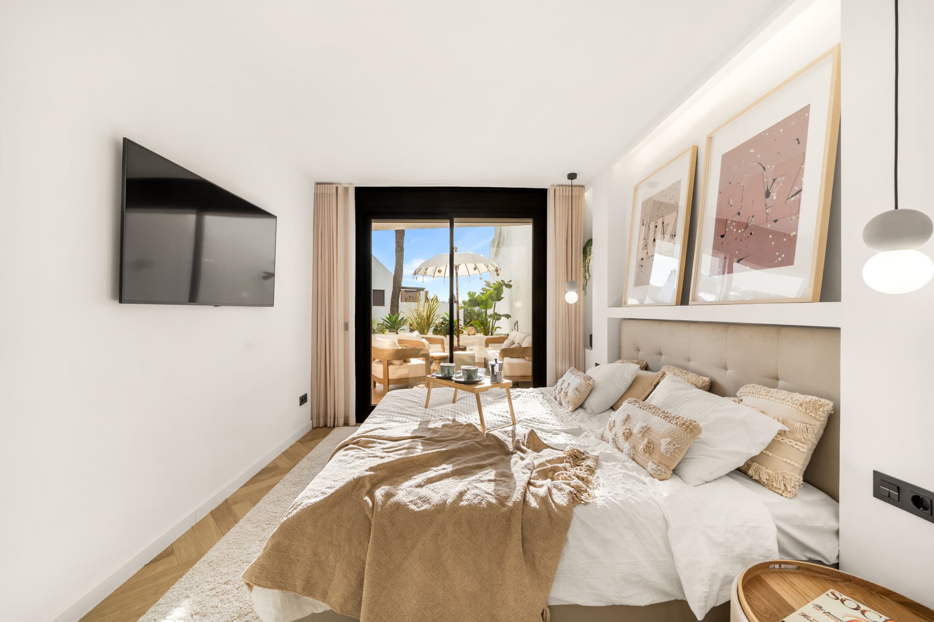 Set in the heart of Nueva Andalucía, this fully renovated three-bedroom apartment offers a clean, modern living space de