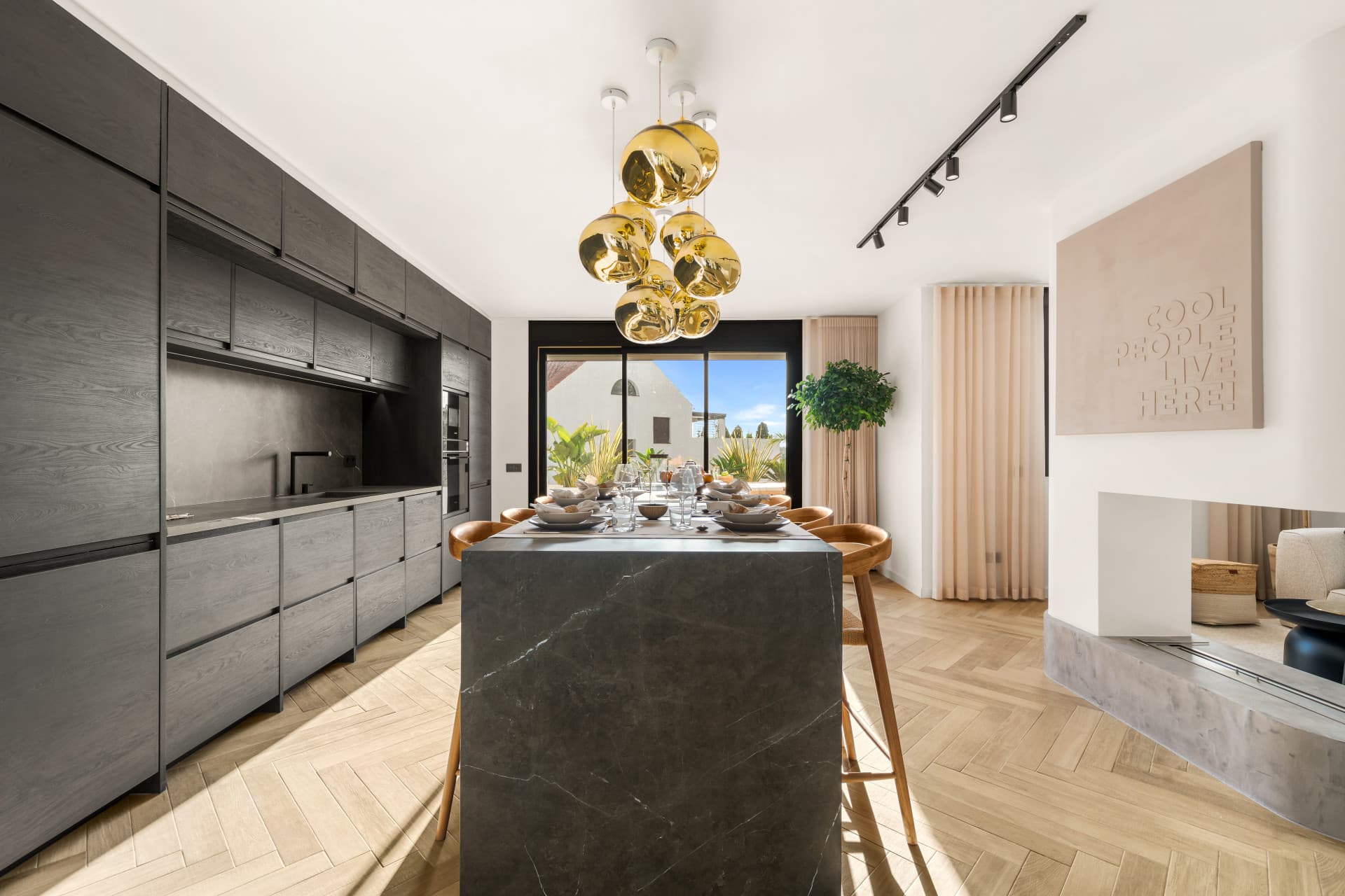 Set in the heart of Nueva Andalucía, this fully renovated three-bedroom apartment offers a clean, modern living space de