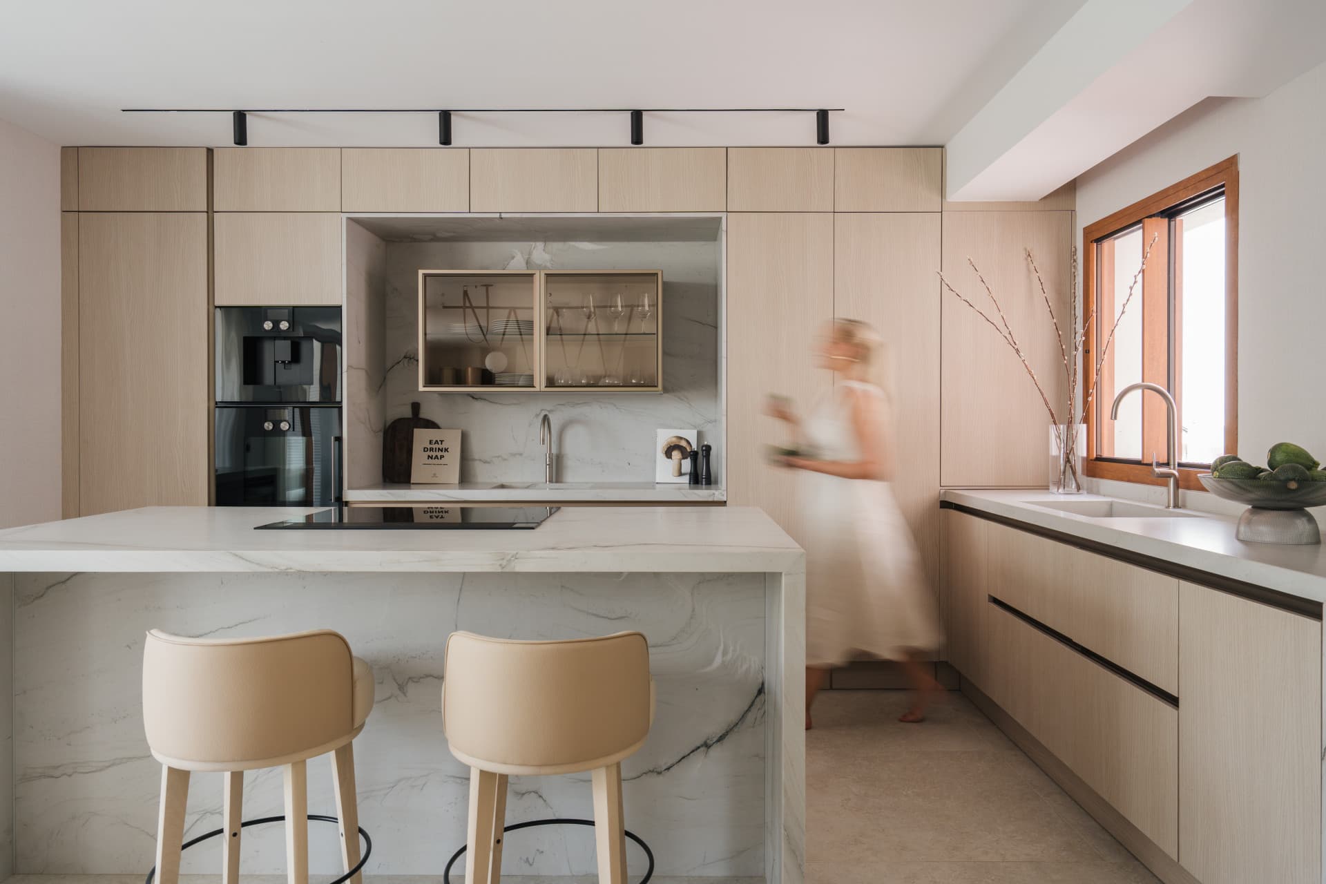 Located right beside Los Naranjos Golf Club, this fully renovated west-facing garden duplex is set within a double-gated