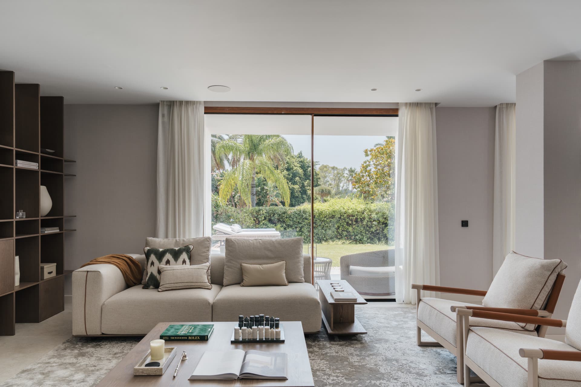 Located right beside Los Naranjos Golf Club, this fully renovated west-facing garden duplex is set within a double-gated