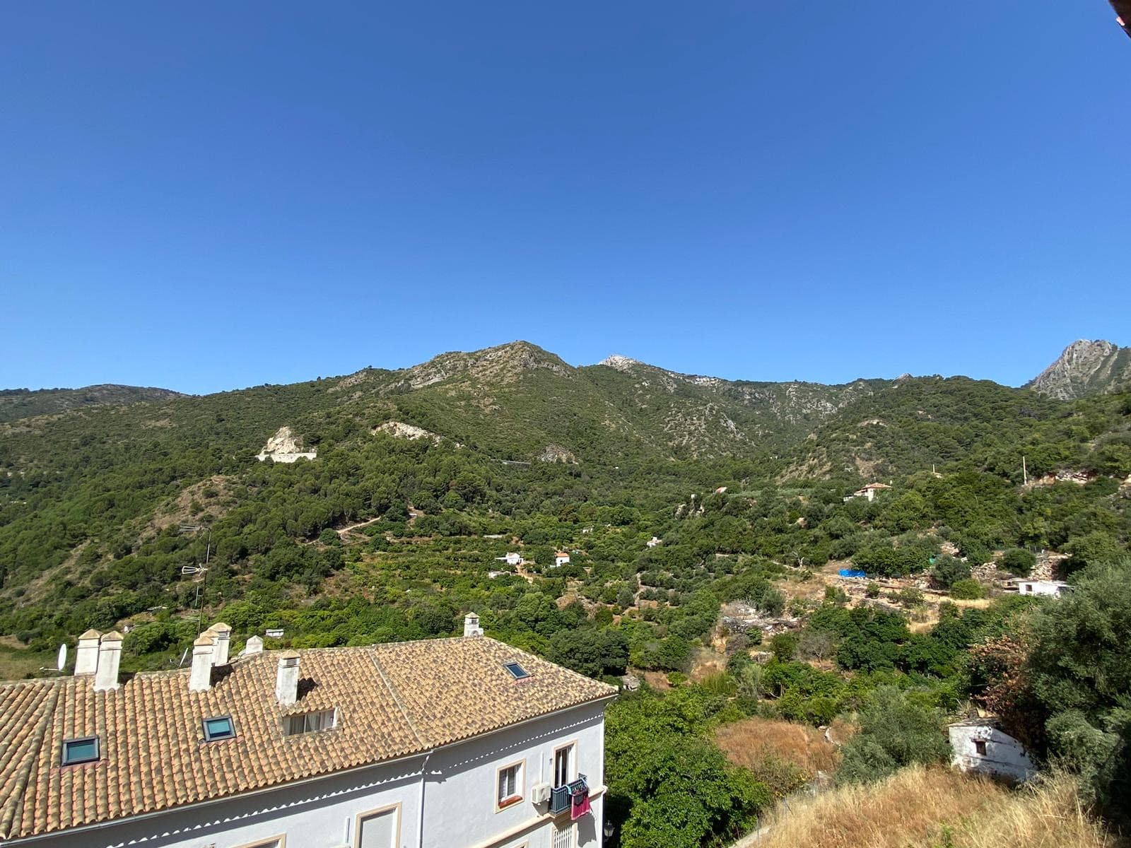 Beautiful house on the outskirts of the village, with plenty of renovation possibilities and stunning views of the sea and the mountains