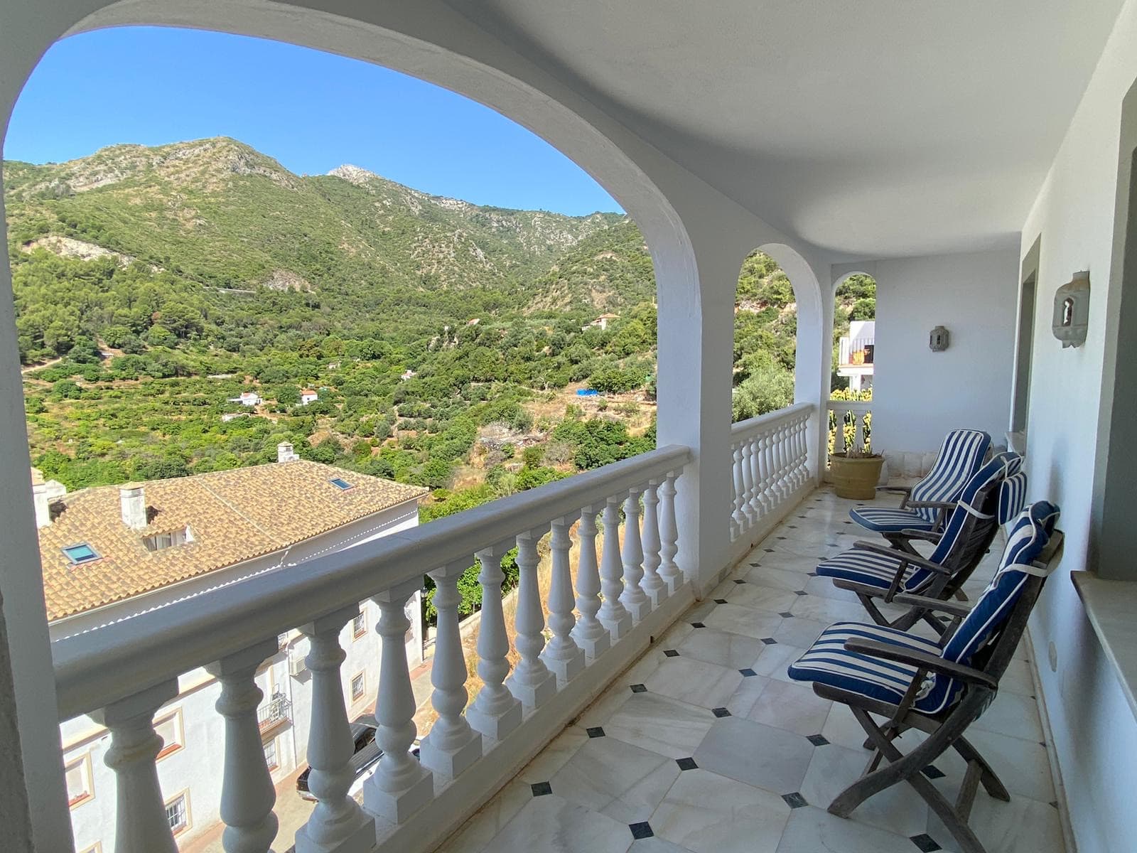Beautiful house on the outskirts of the village, with plenty of renovation possibilities and stunning views of the sea and the mountains