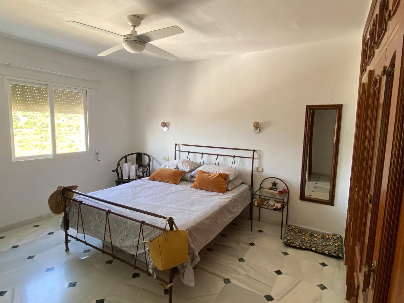 Beautiful house on the outskirts of the village, with plenty of renovation possibilities and stunning views of the sea and the mountains