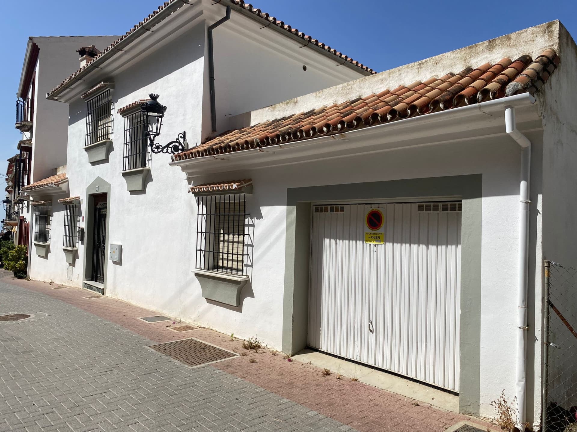 Beautiful house on the outskirts of the village, with plenty of renovation possibilities and stunning views of the sea and the mountains