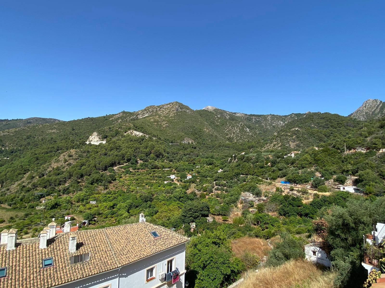 Beautiful house on the outskirts of the village, with plenty of renovation possibilities and stunning views of the sea and the mountains