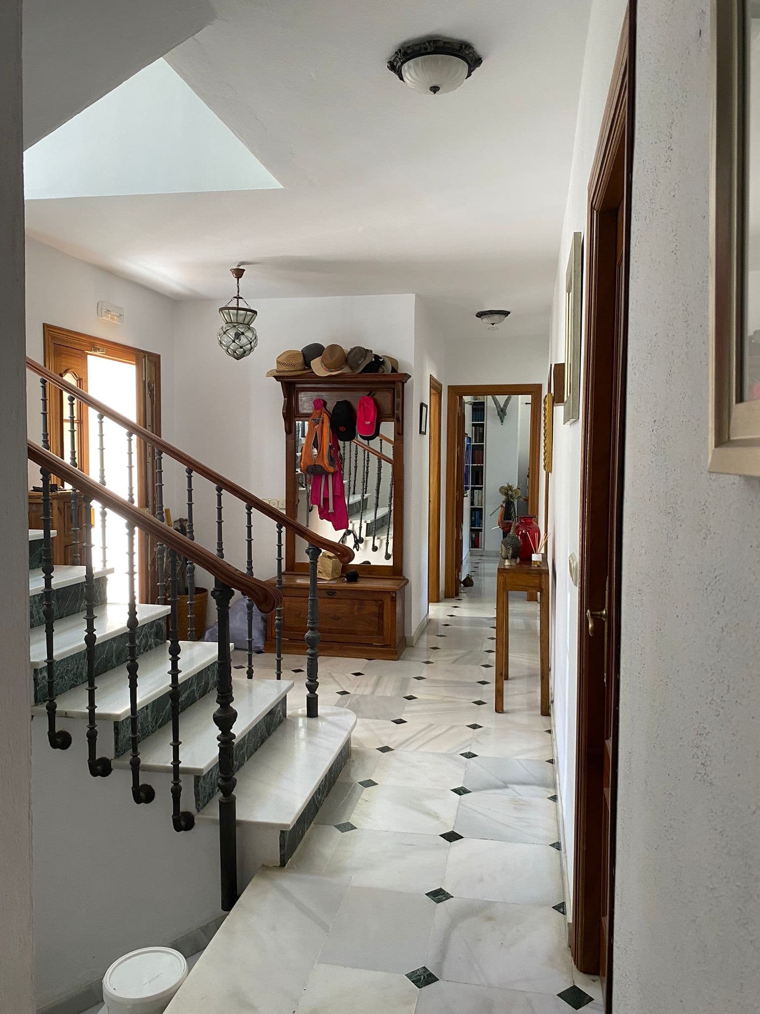 Beautiful house on the outskirts of the village, with plenty of renovation possibilities and stunning views of the sea and the mountains