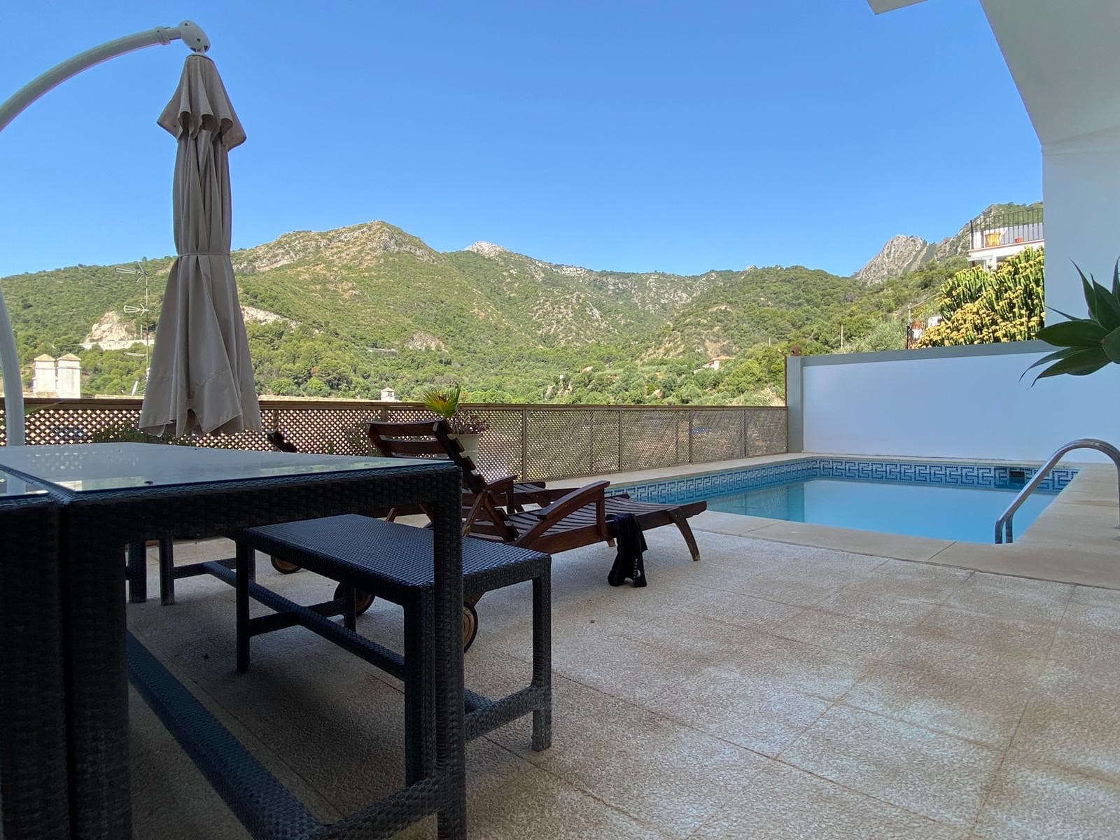 Beautiful house on the outskirts of the village, with plenty of renovation possibilities and stunning views of the sea and the mountains