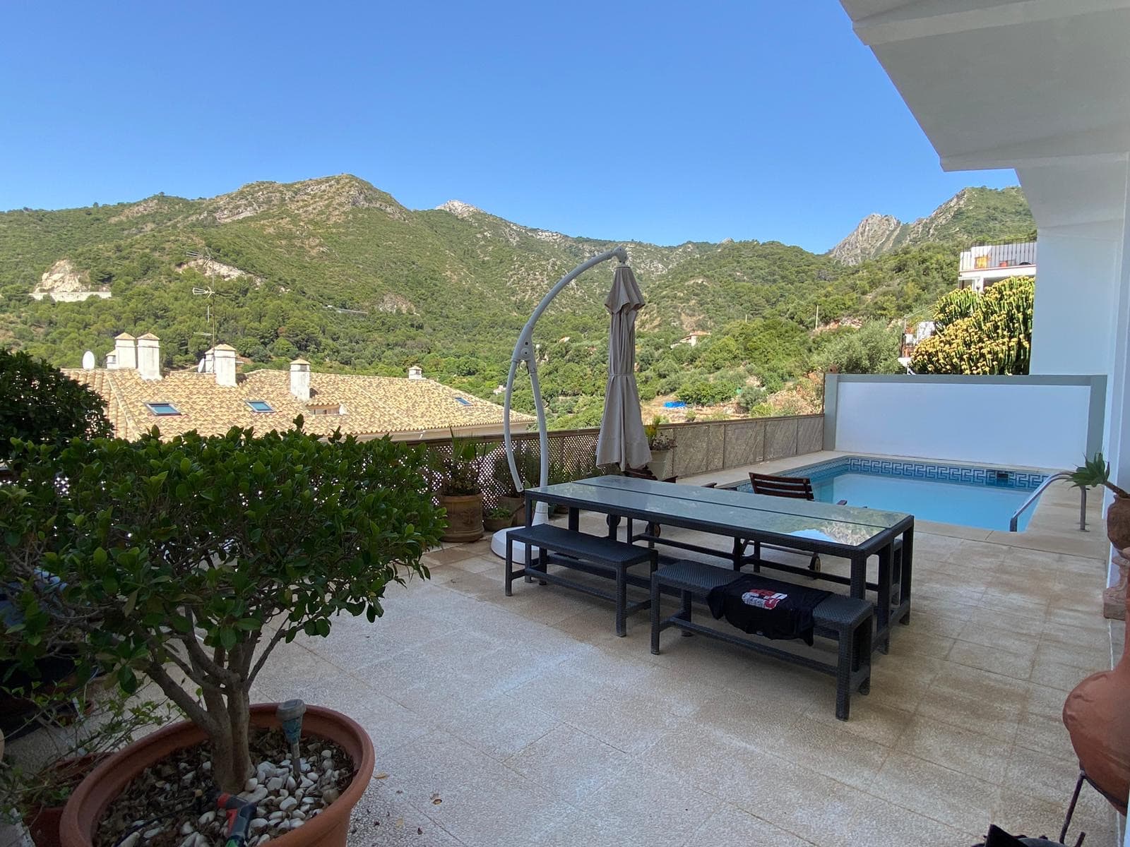 Beautiful house on the outskirts of the village, with plenty of renovation possibilities and stunning views of the sea and the mountains