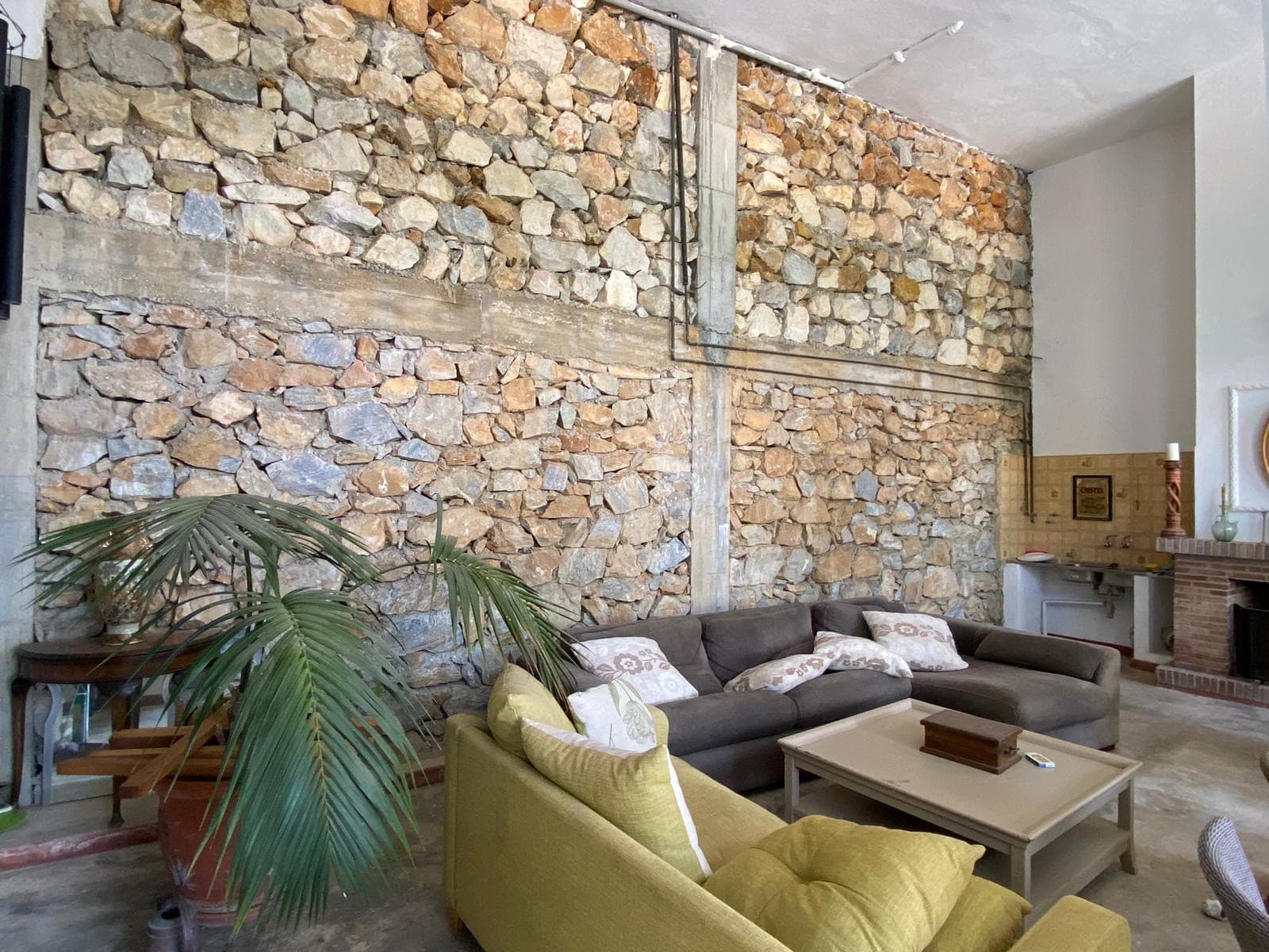 Beautiful house on the outskirts of the village, with plenty of renovation possibilities and stunning views of the sea and the mountains