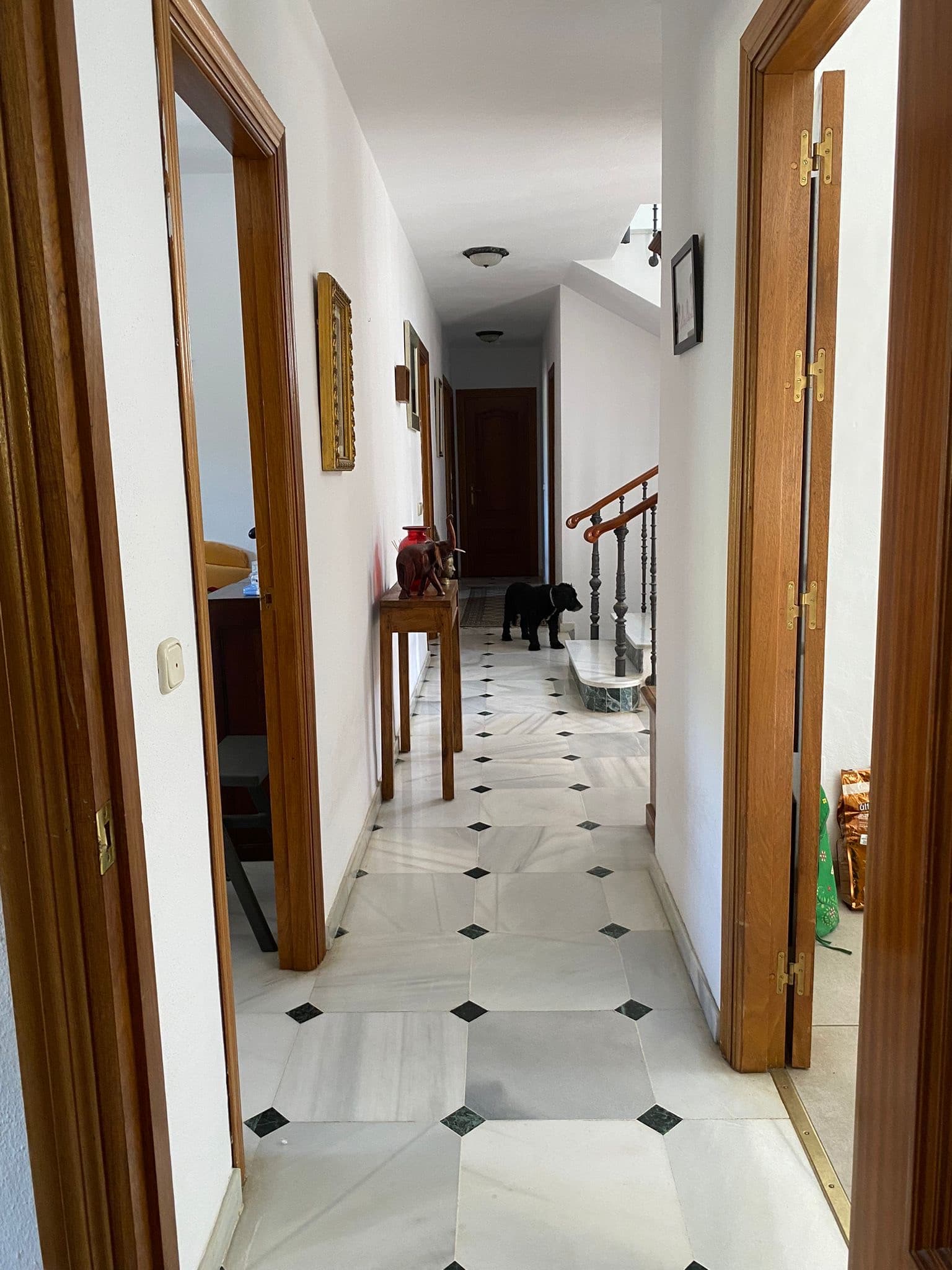 Beautiful house on the outskirts of the village, with plenty of renovation possibilities and stunning views of the sea and the mountains