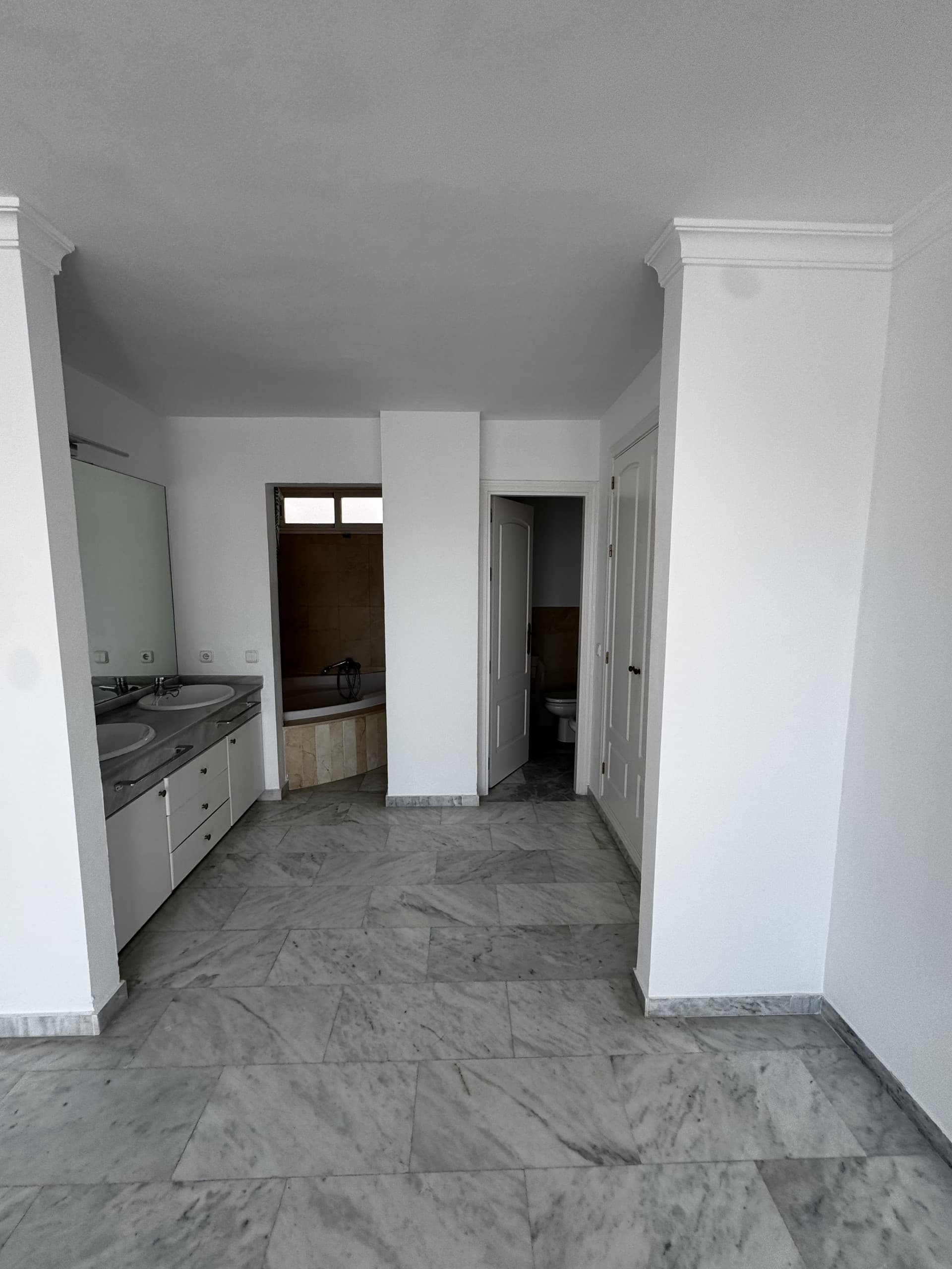 DUPLEX PENTHOUSE IN GUADALMINA BAJA – 290 SQM | 5 ENSUITES | 3 PARKING | RARE OPPORTUNITY