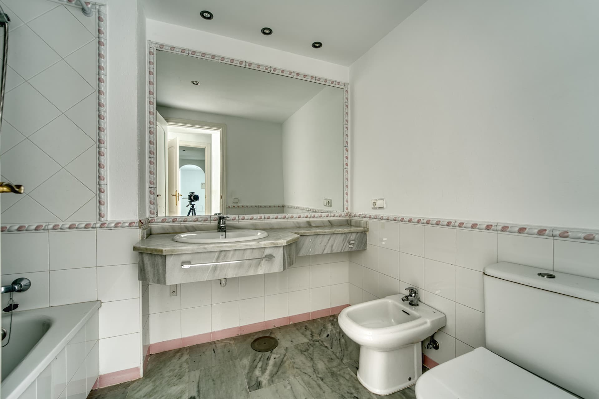 DUPLEX PENTHOUSE IN GUADALMINA BAJA – 290 SQM | 5 ENSUITES | 3 PARKING | RARE OPPORTUNITY