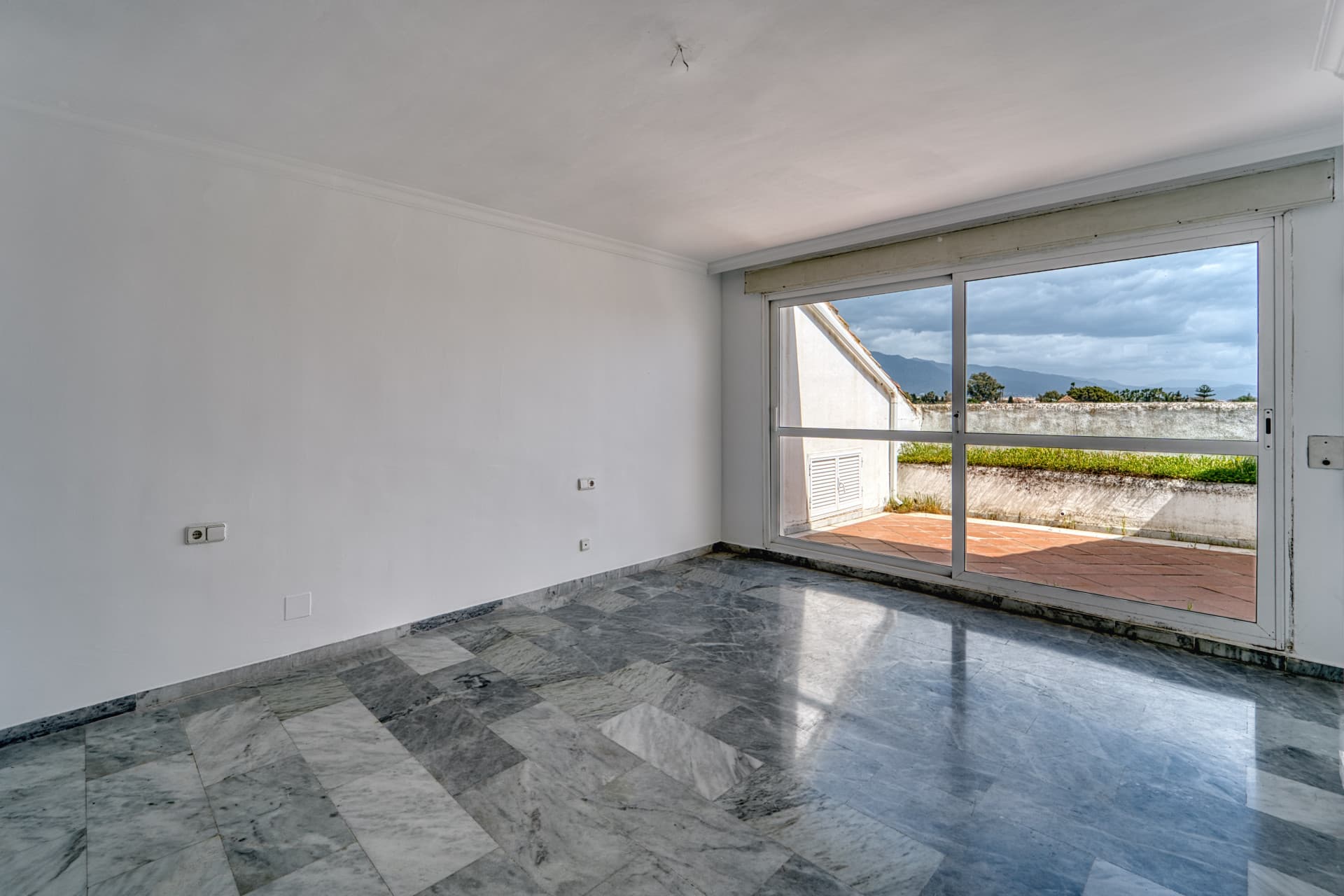 DUPLEX PENTHOUSE IN GUADALMINA BAJA – 290 SQM | 5 ENSUITES | 3 PARKING | RARE OPPORTUNITY