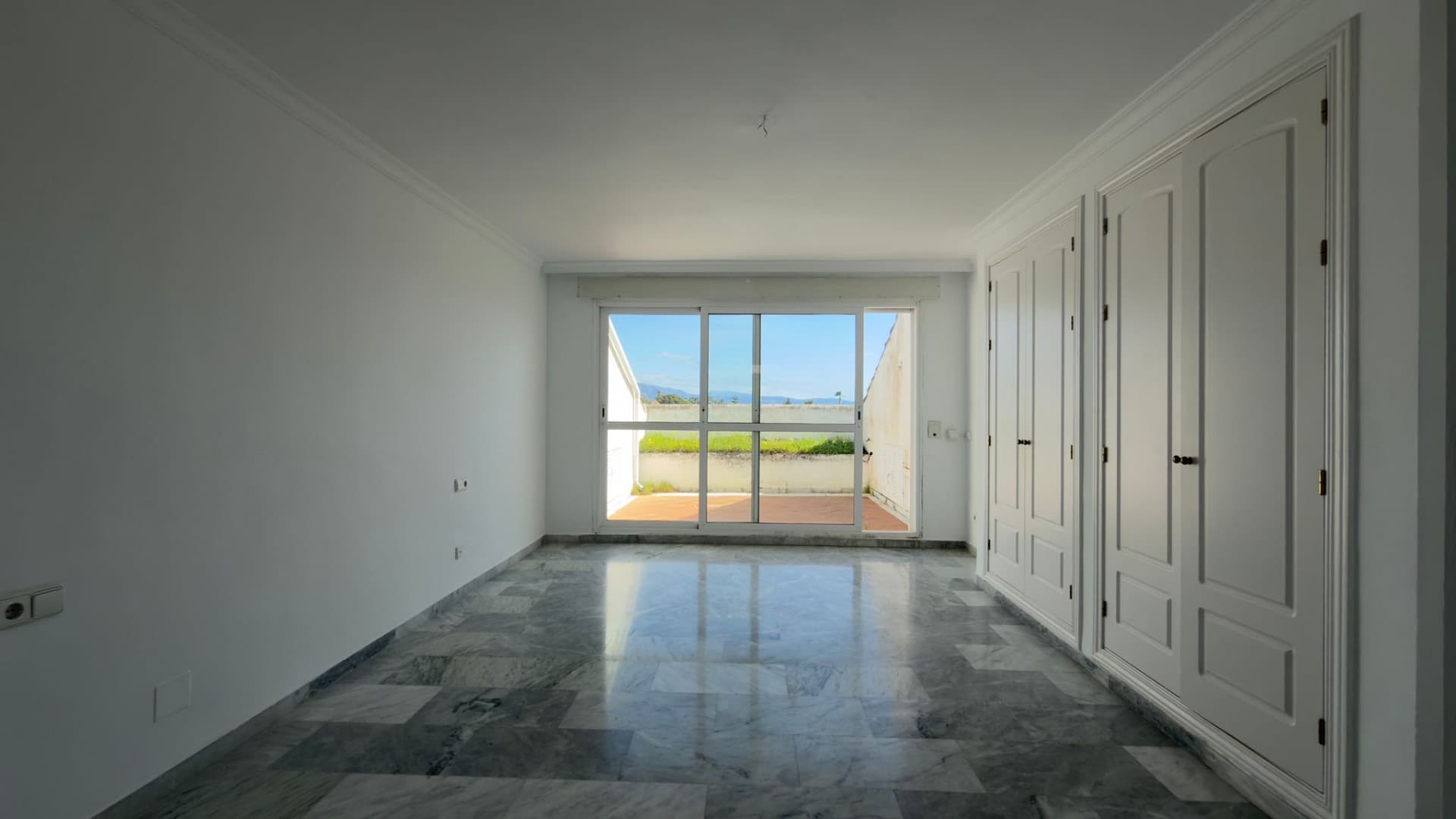 DUPLEX PENTHOUSE IN GUADALMINA BAJA – 290 SQM | 5 ENSUITES | 3 PARKING | RARE OPPORTUNITY
