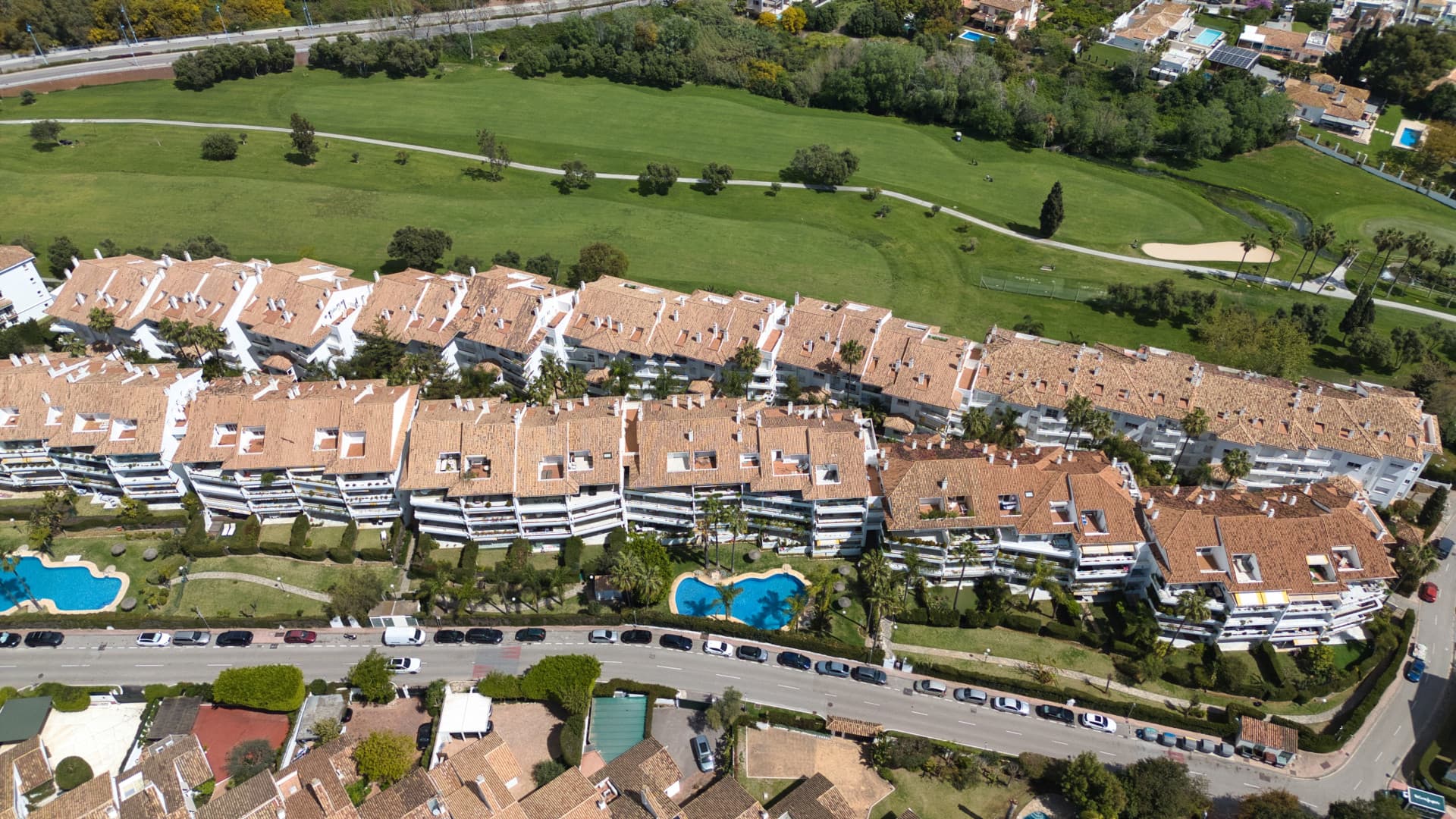 DUPLEX PENTHOUSE IN GUADALMINA BAJA – 290 SQM | 5 ENSUITES | 3 PARKING | RARE OPPORTUNITY