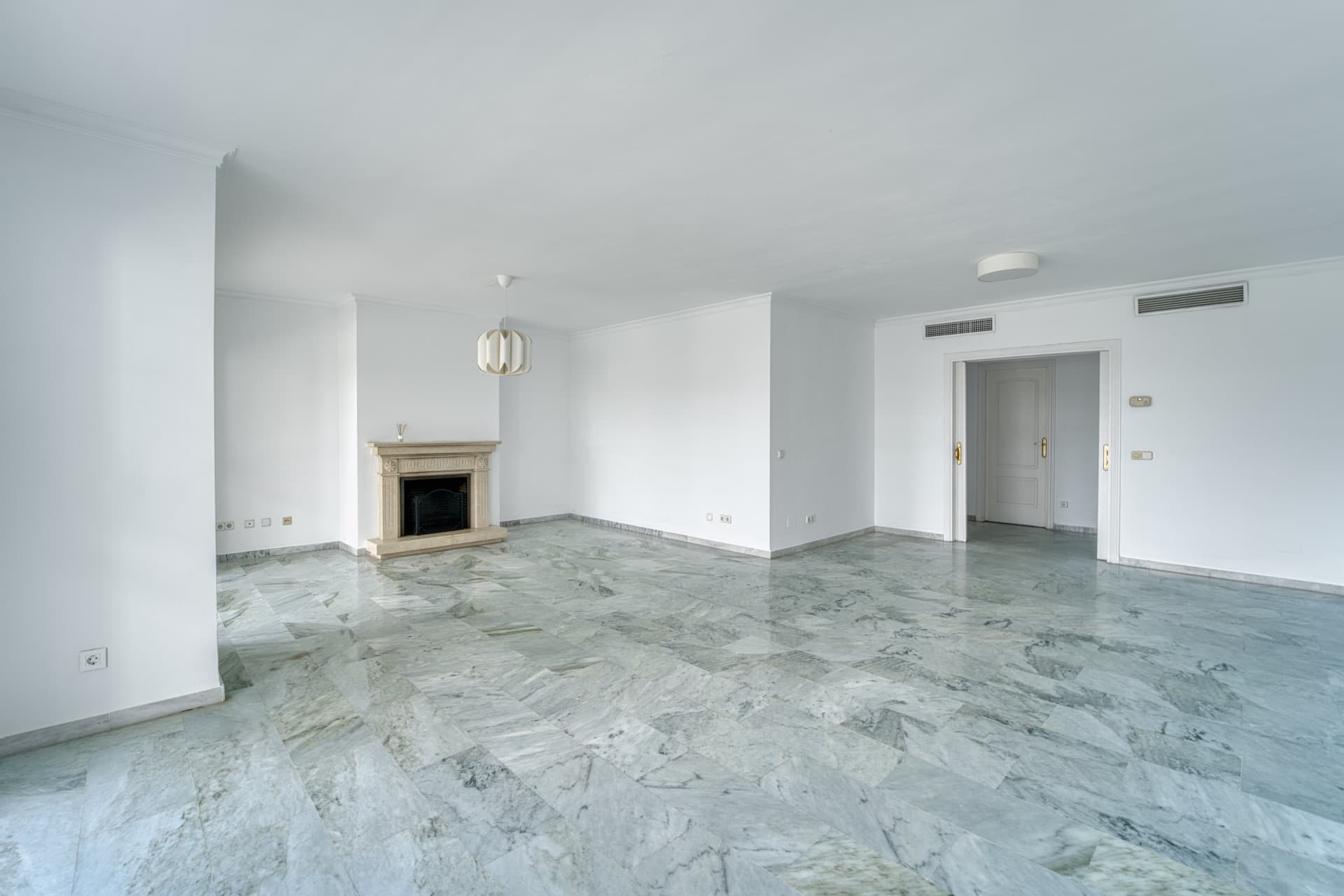 DUPLEX PENTHOUSE IN GUADALMINA BAJA – 290 SQM | 5 ENSUITES | 3 PARKING | RARE OPPORTUNITY
