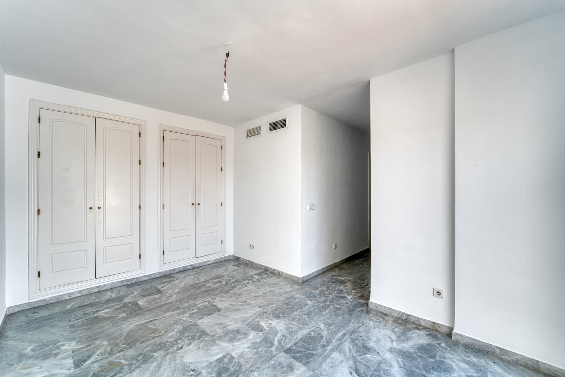 DUPLEX PENTHOUSE IN GUADALMINA BAJA – 290 SQM | 5 ENSUITES | 3 PARKING | RARE OPPORTUNITY